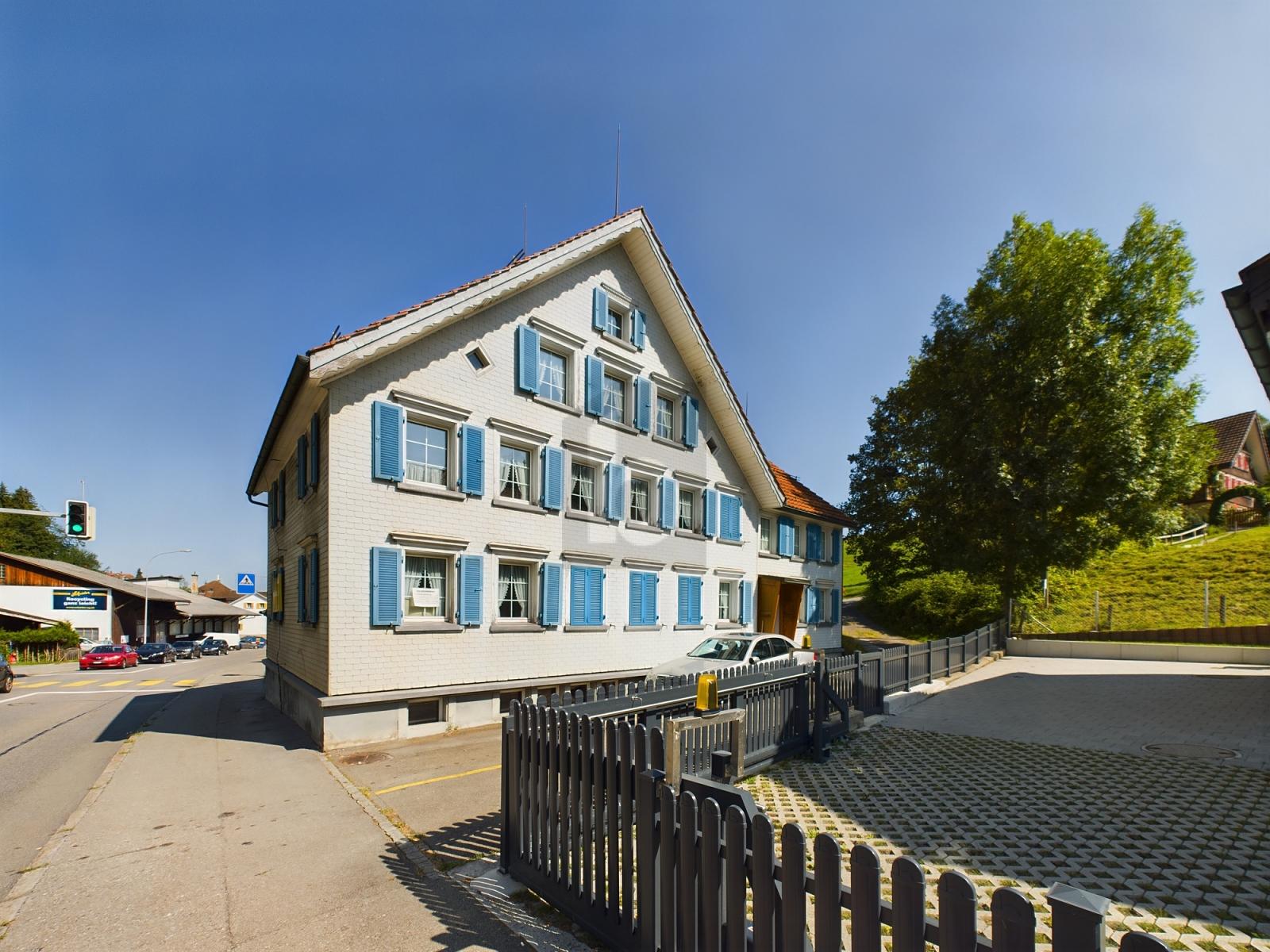 CHARMANT MIT BLICK INS GRÜNE - 1