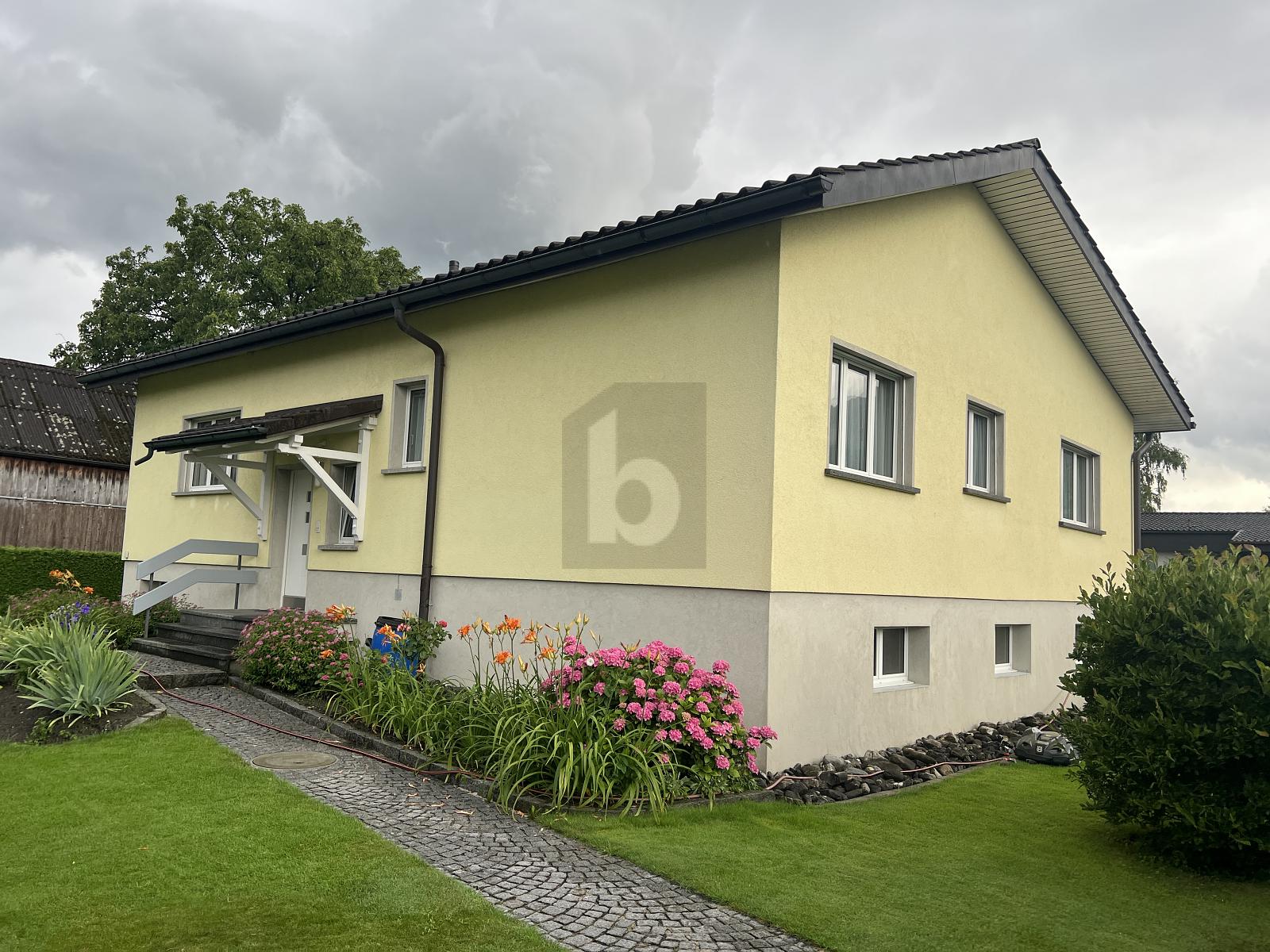 GERÄUMIG MIT TRAUMHAFTEM GARTENPARADIES - 0