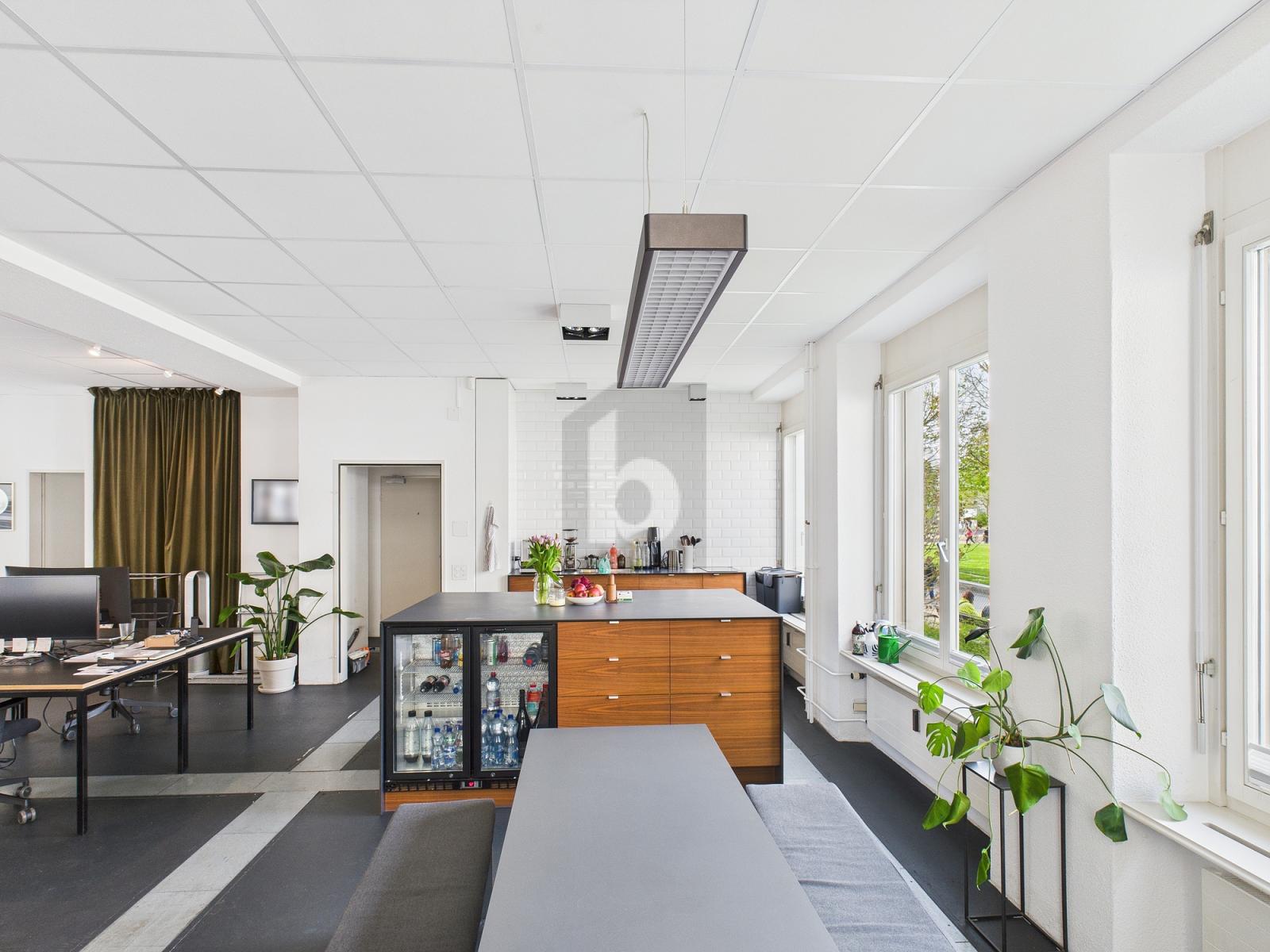 BÜRORAUM AN TOP LAGE UND LICHTDURCHFLUTET - 3