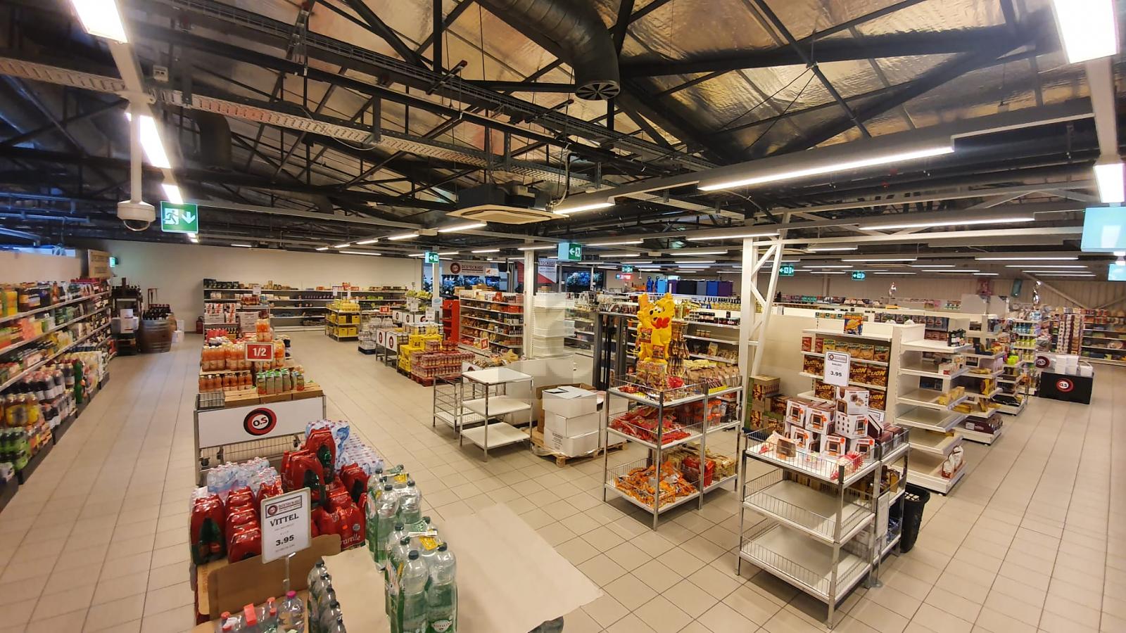DANS UN CENTRE COMMERCIAL ET TRÈS SPACIEUX - 0