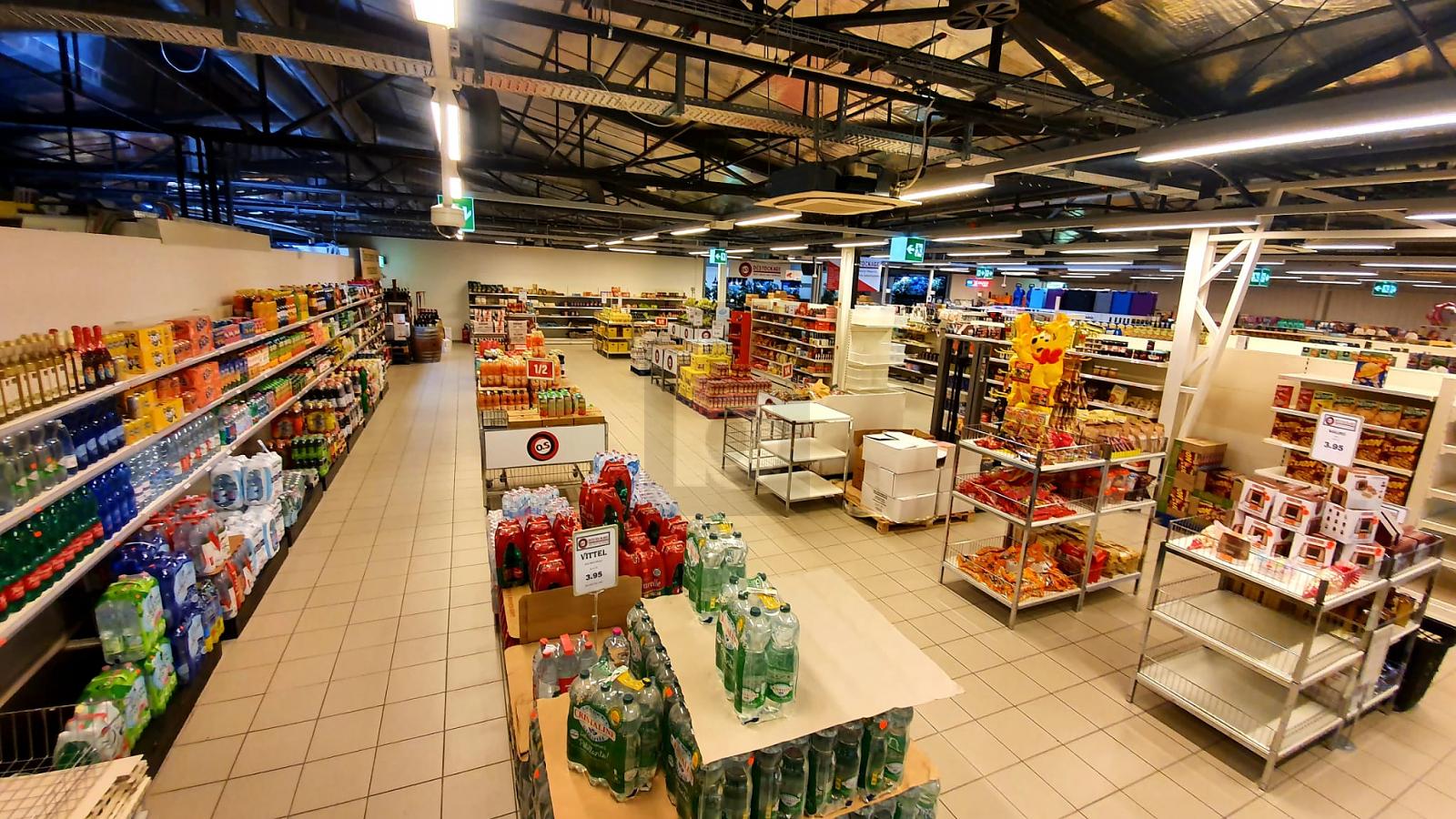DANS UN CENTRE COMMERCIAL ET TRÈS SPACIEUX - 1