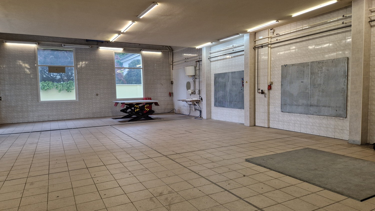 TOP Gelegenheit mitten in Basel! grosse Halle für Ihre Fahrzeuge (befristet bis 30.09.2025) - 0