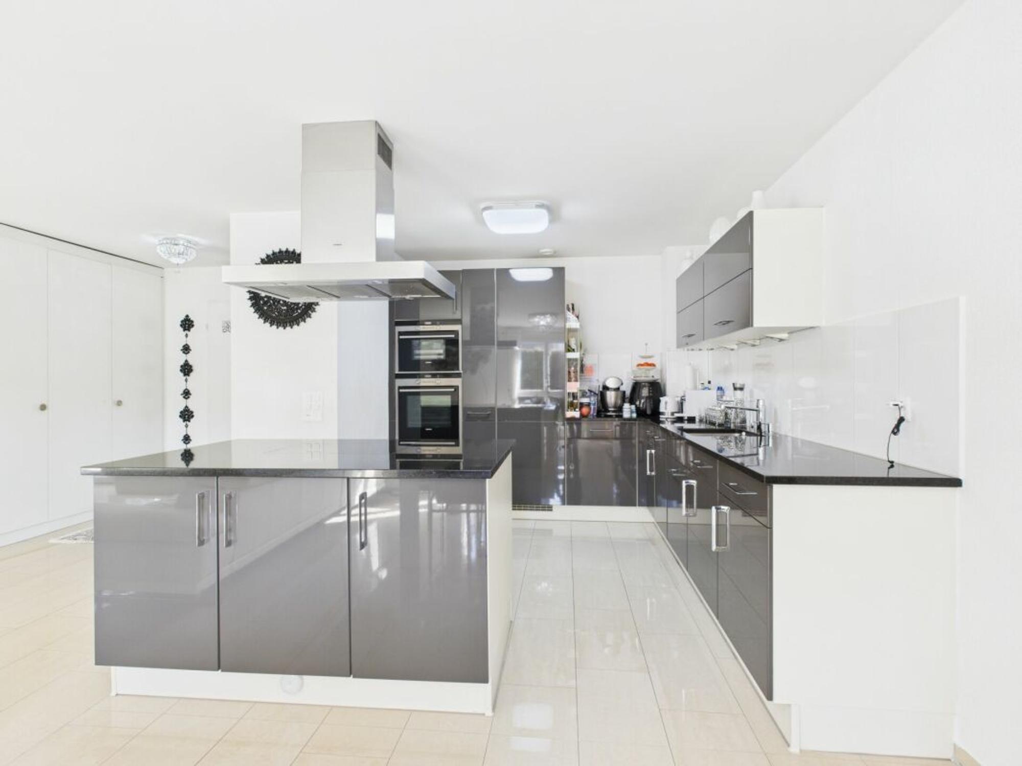 HIGH-QUALITY LIVING COMFORT - MODERN AND CENTRALLY LOCATED - 2