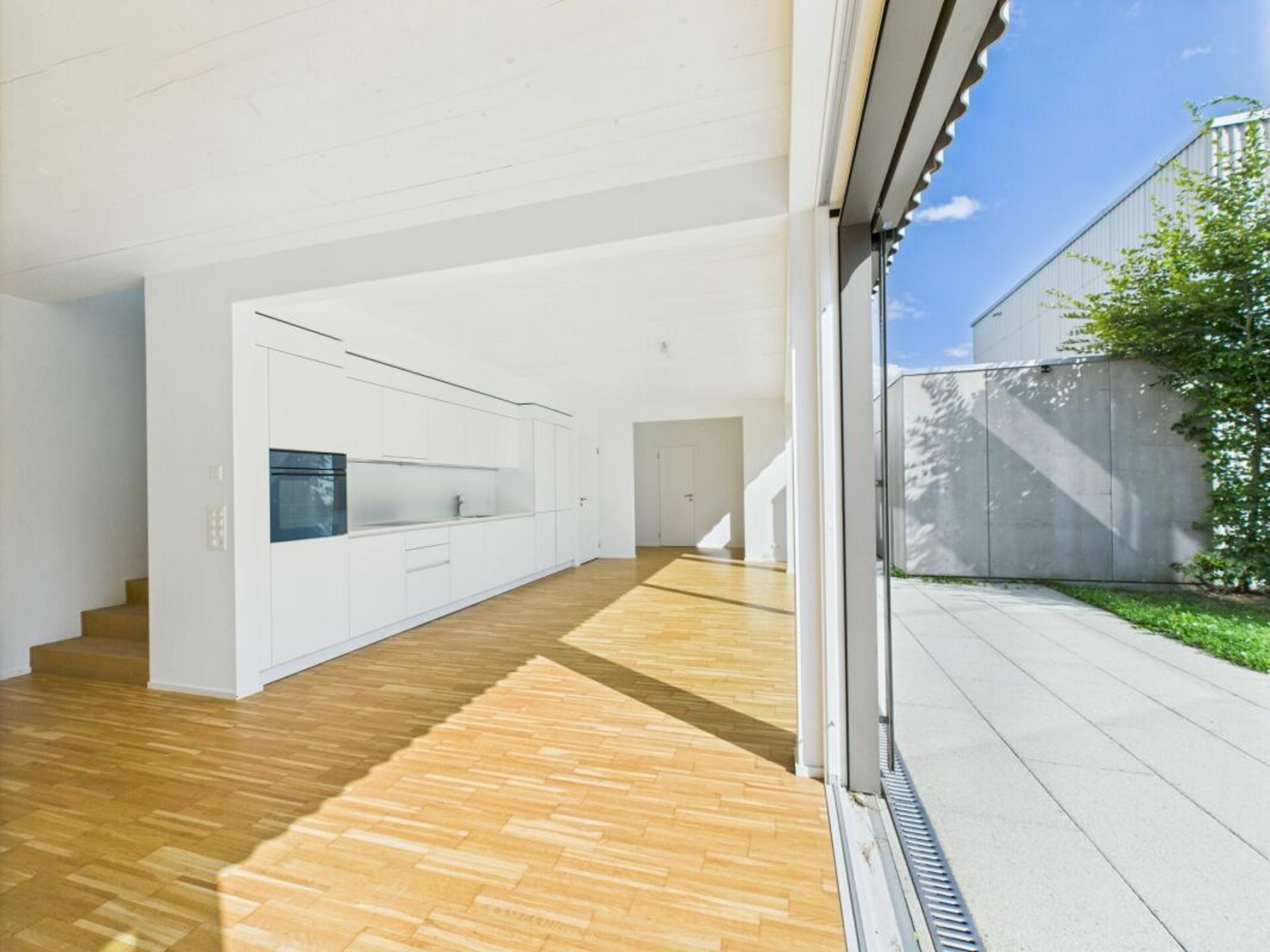SPACIOUS, MODERN AND SUNNY - 0