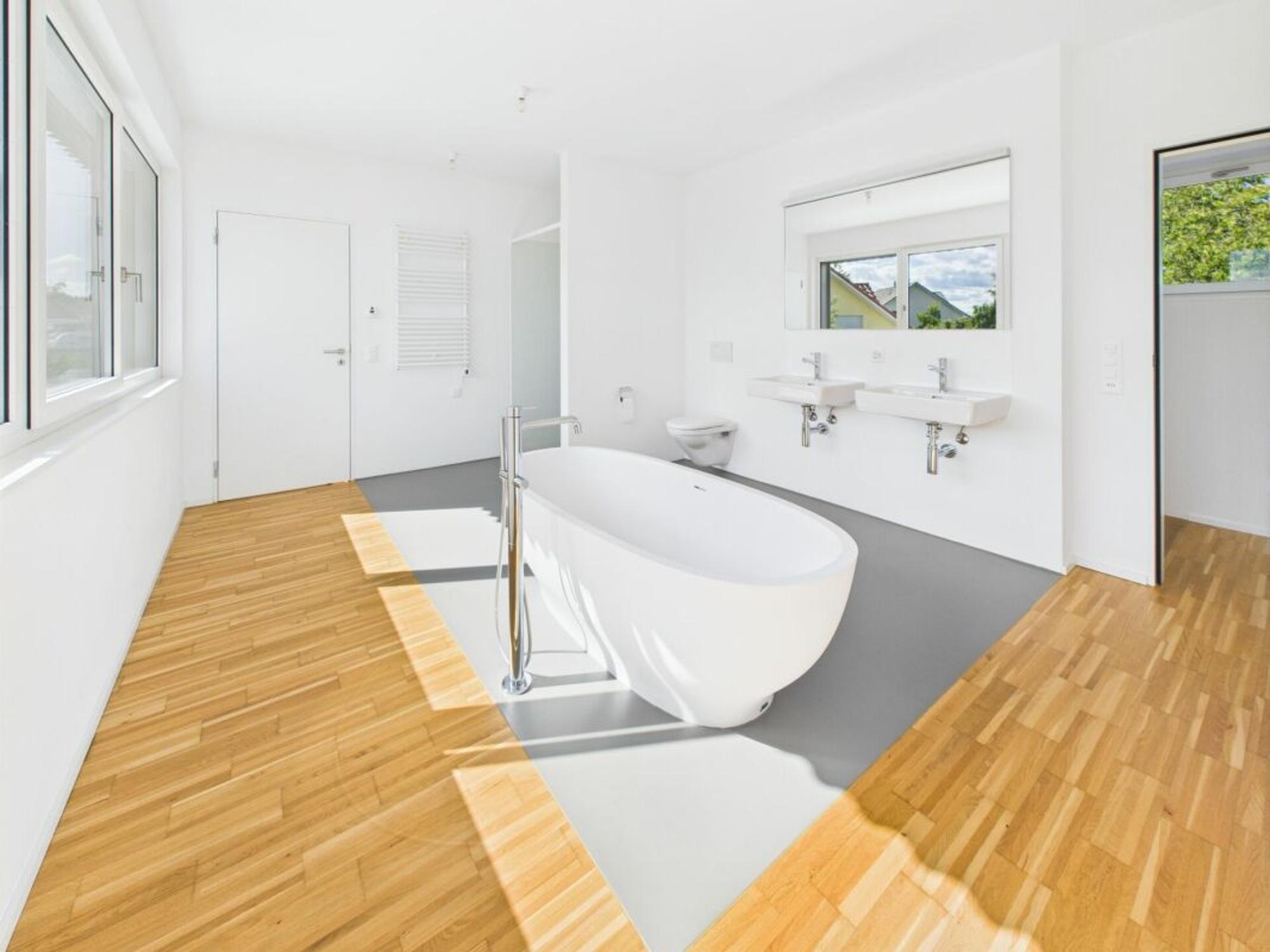 SPACIOUS, MODERN AND SUNNY - 1