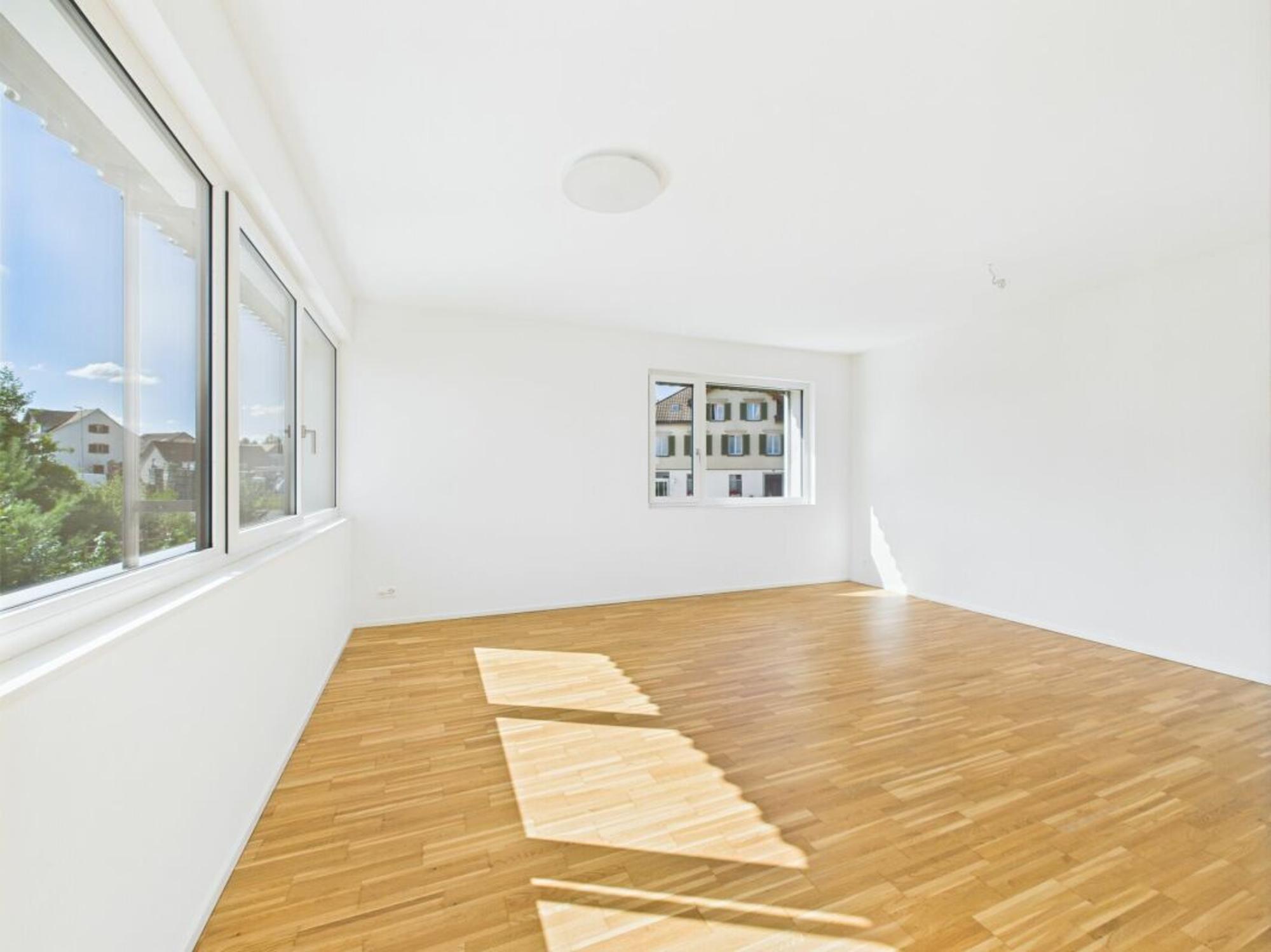 SPACIOUS, MODERN AND SUNNY - 3