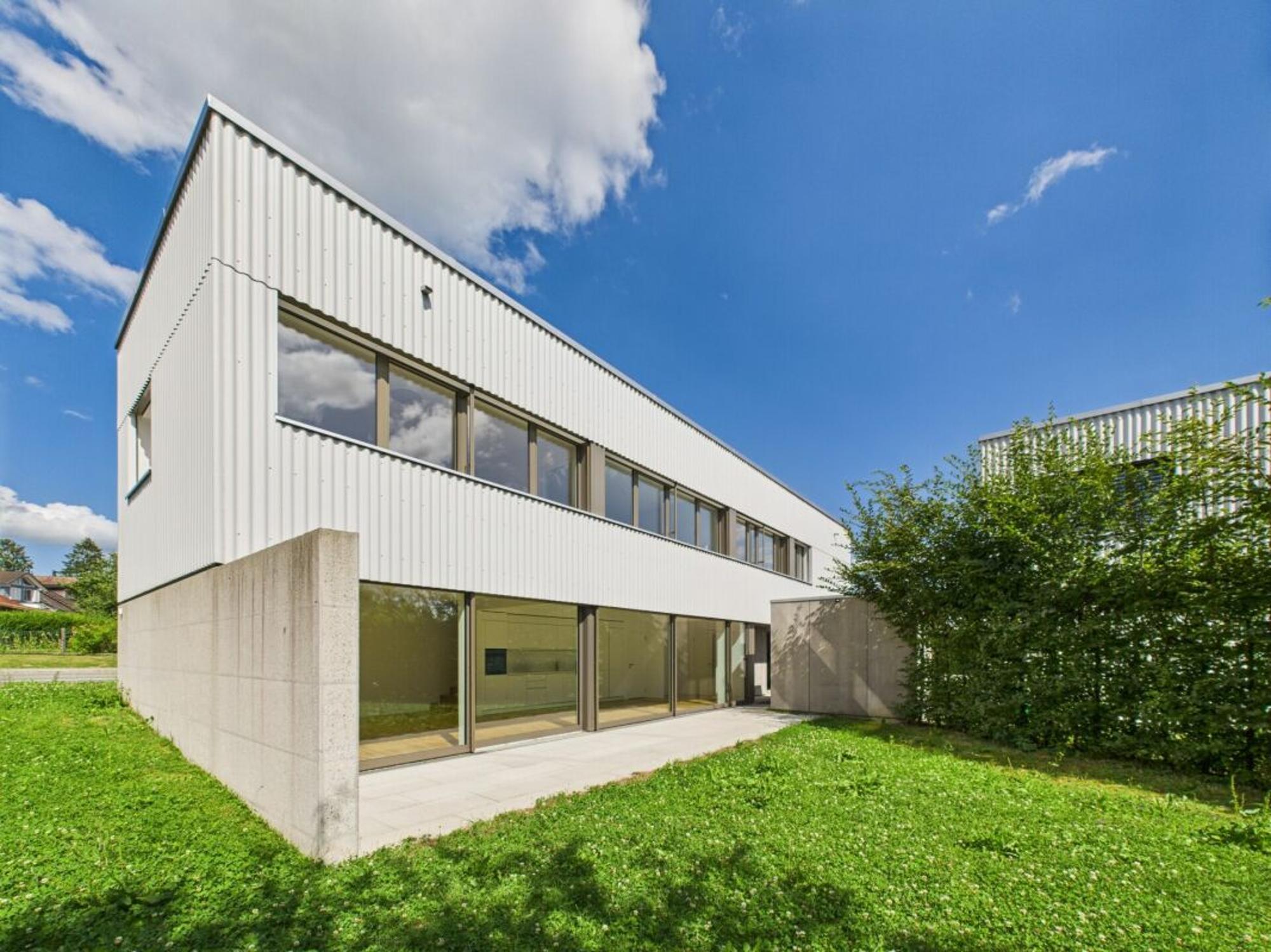 SPACIOUS, MODERN AND SUNNY - 4