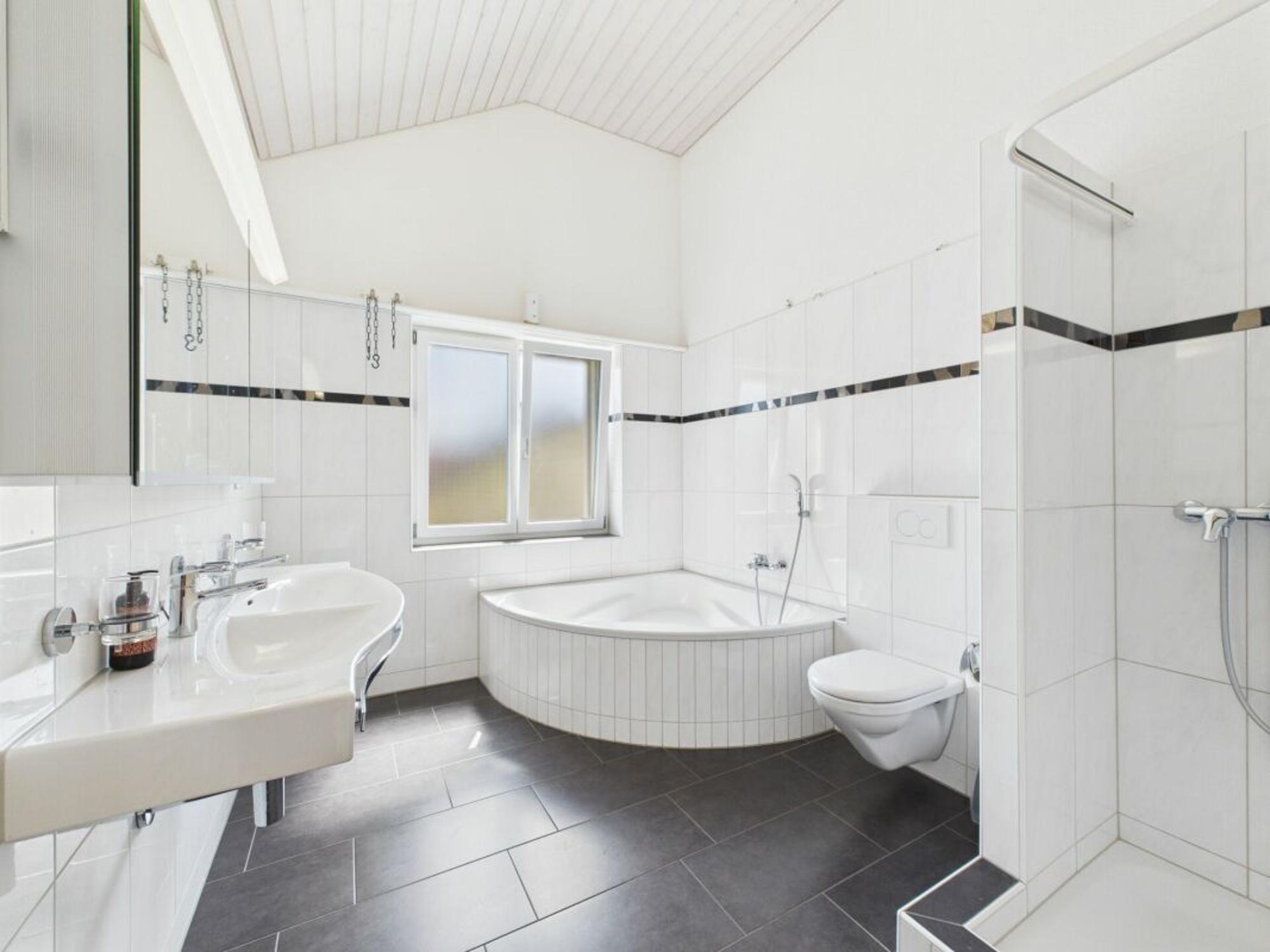 DETACHED IN A QUIET, CHILD-FRIENDLY LOCATION - 5