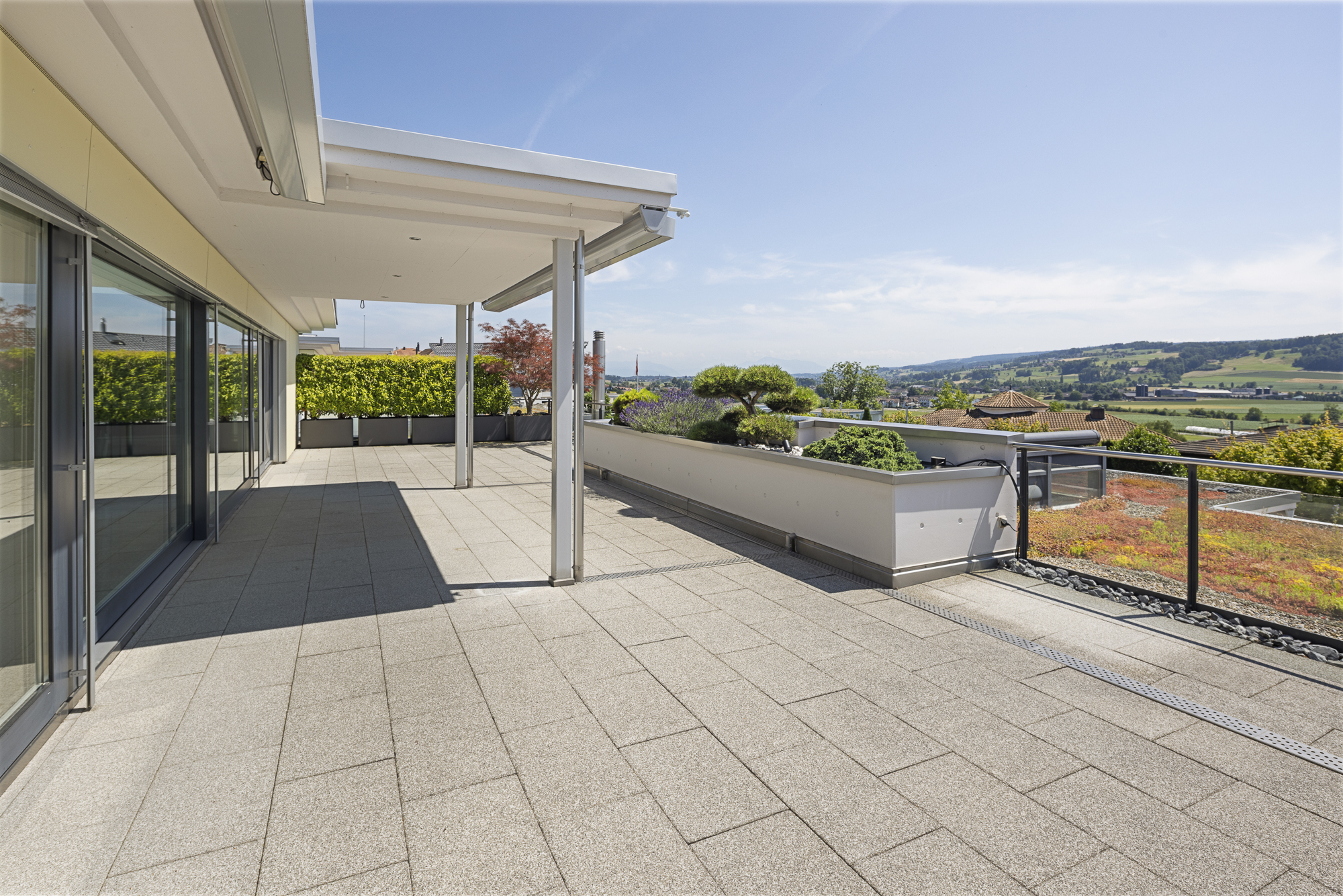 Grosszügiges Raumwunder mit Terrasse und Alpenpanorama - 0