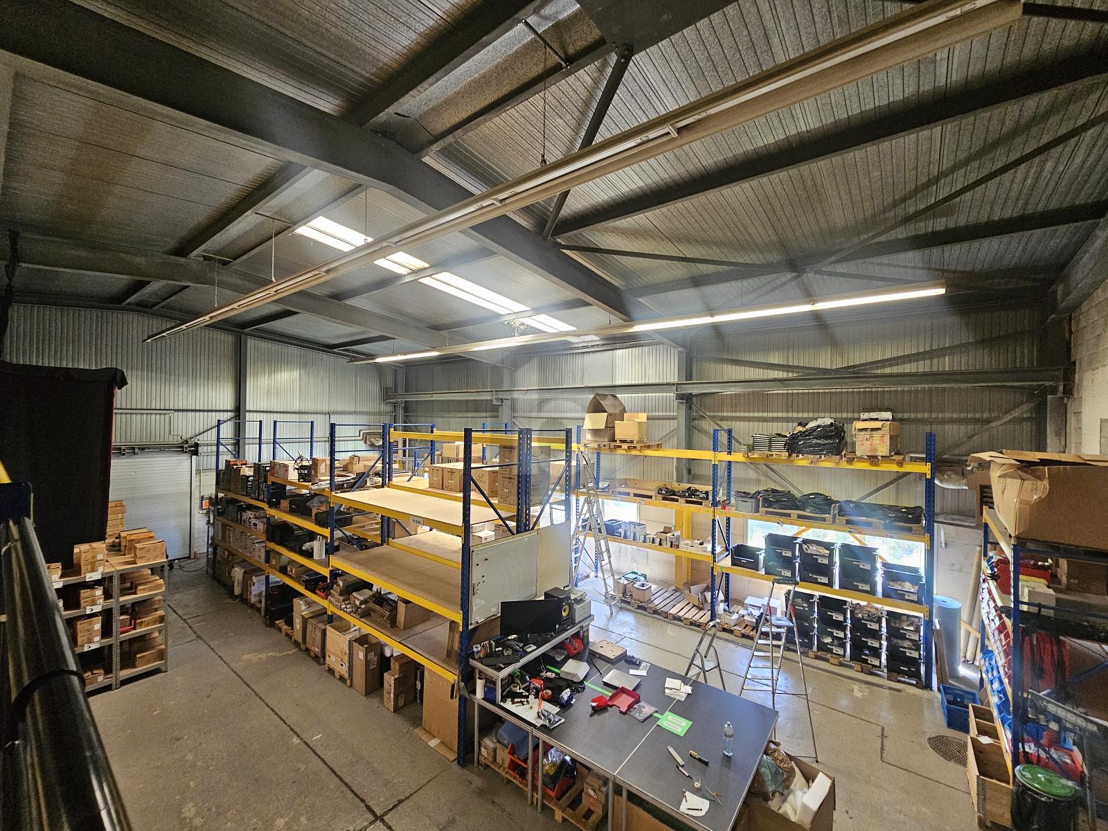 GRANDE HALLE AVEC MEZZANINE ET GRAND BUREAU ! - 1