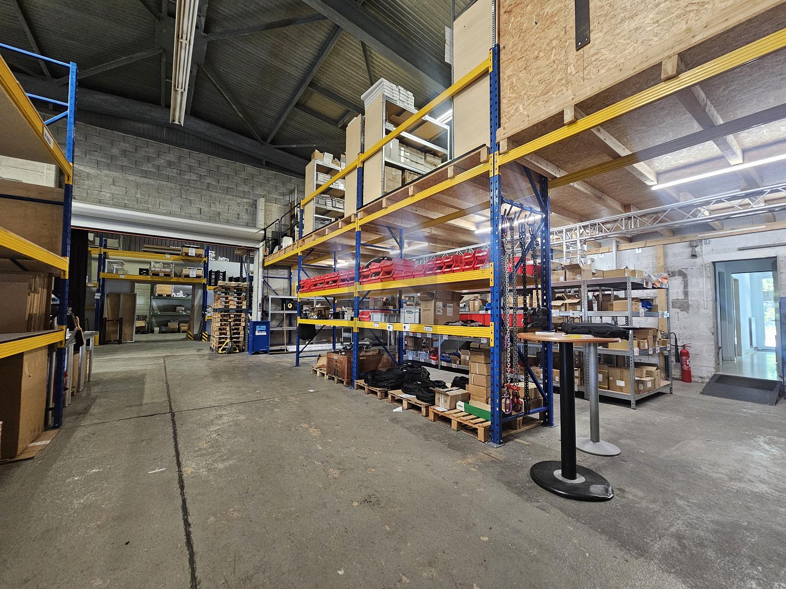 GRANDE HALLE AVEC MEZZANINE ET GRAND BUREAU ! - 3