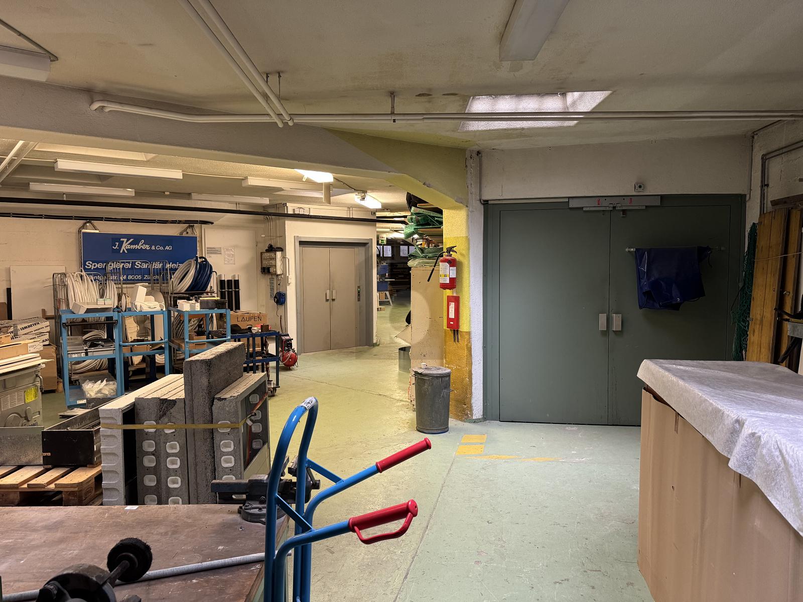 GROSSZÜGIG MIT PRIVATEM WAREN &amp; AUTOLIFT ZUGANG - 1