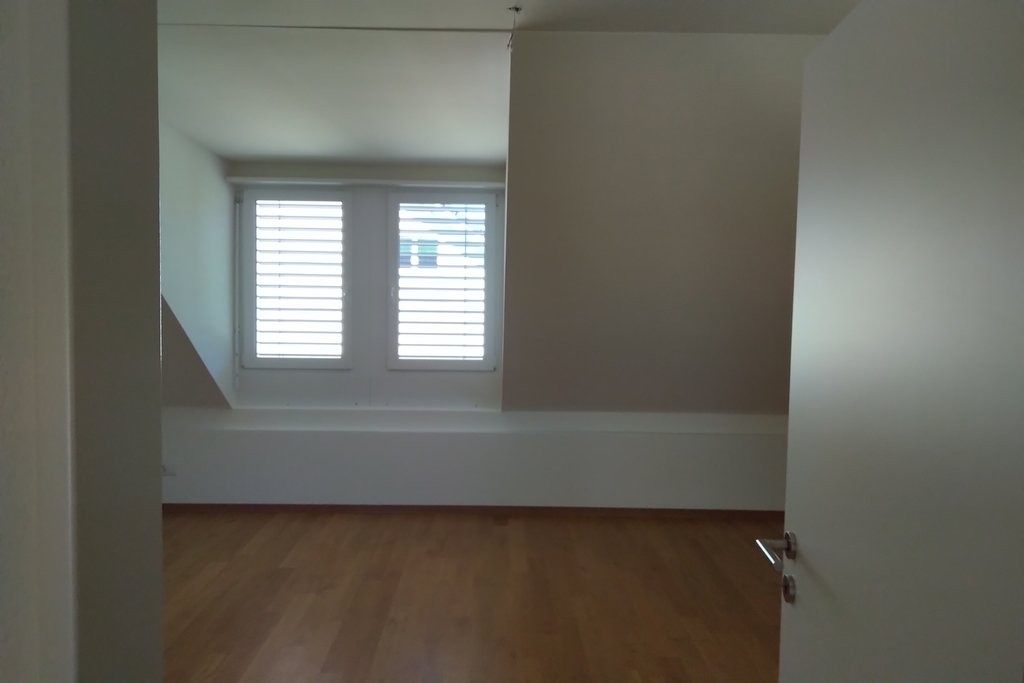 Moderne 2.5-Zimmer-Attikawohnung mit Waschturm zu vermieten - 3