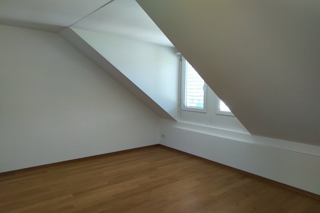 Moderne 2.5-Zimmer-Attikawohnung mit Waschturm zu vermieten - 4