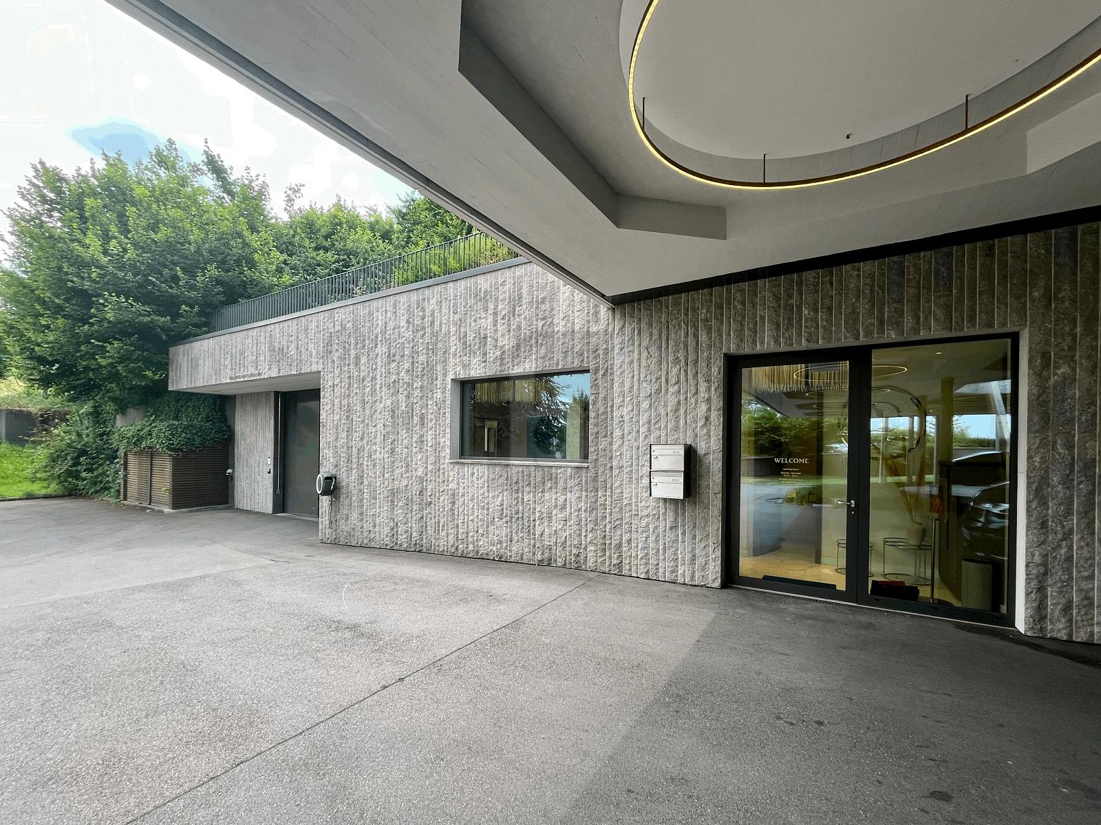 DIREKT NEBEN EINGANG VON 5* HOTEL - 0
