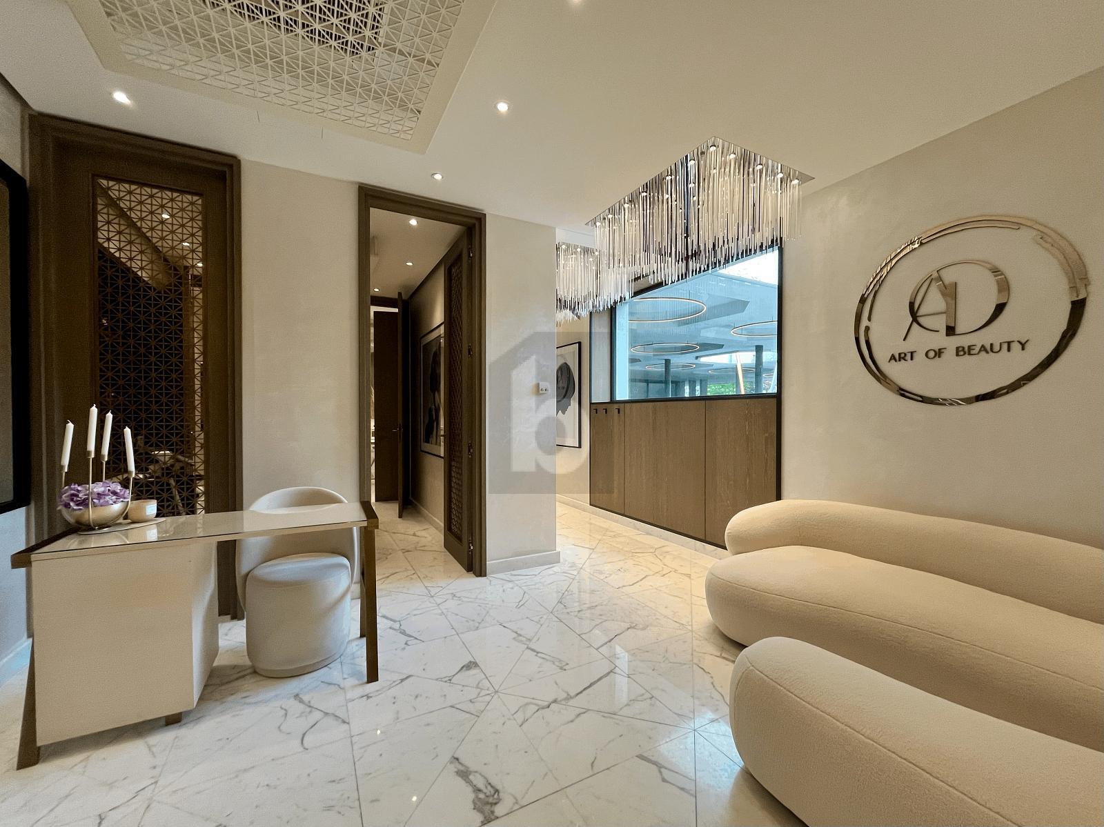DIREKT NEBEN EINGANG VON 5* HOTEL - 2