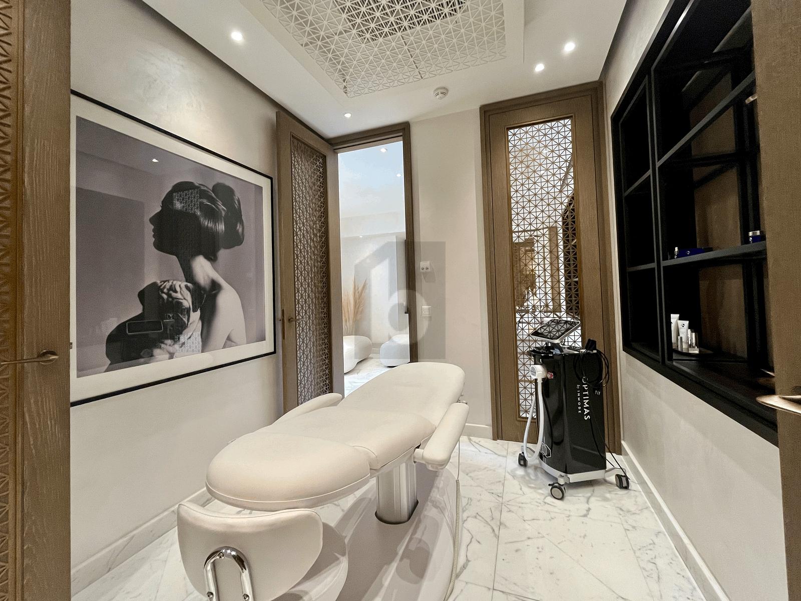 DIREKT NEBEN EINGANG VON 5* HOTEL - 3