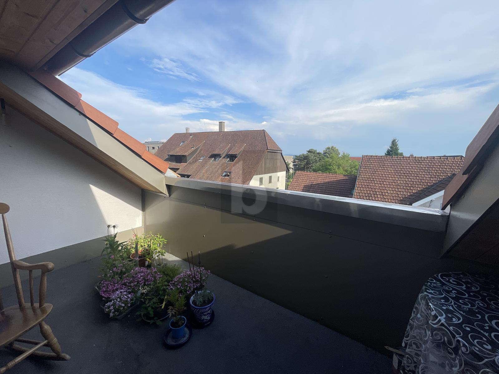 AUF ZWEI ETAGEN MIT SONNIGEM BALKON! - 0