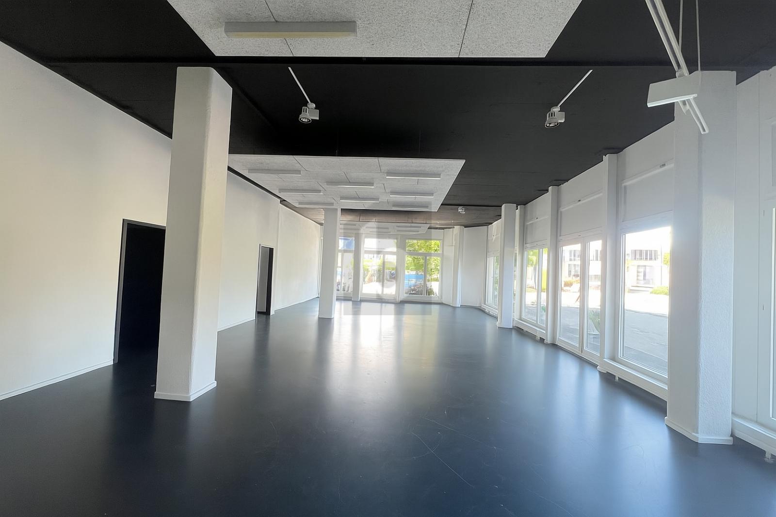SUPERBE SHOWROOM AVEC ESPACES DE BUREAUX PRIVES - 4