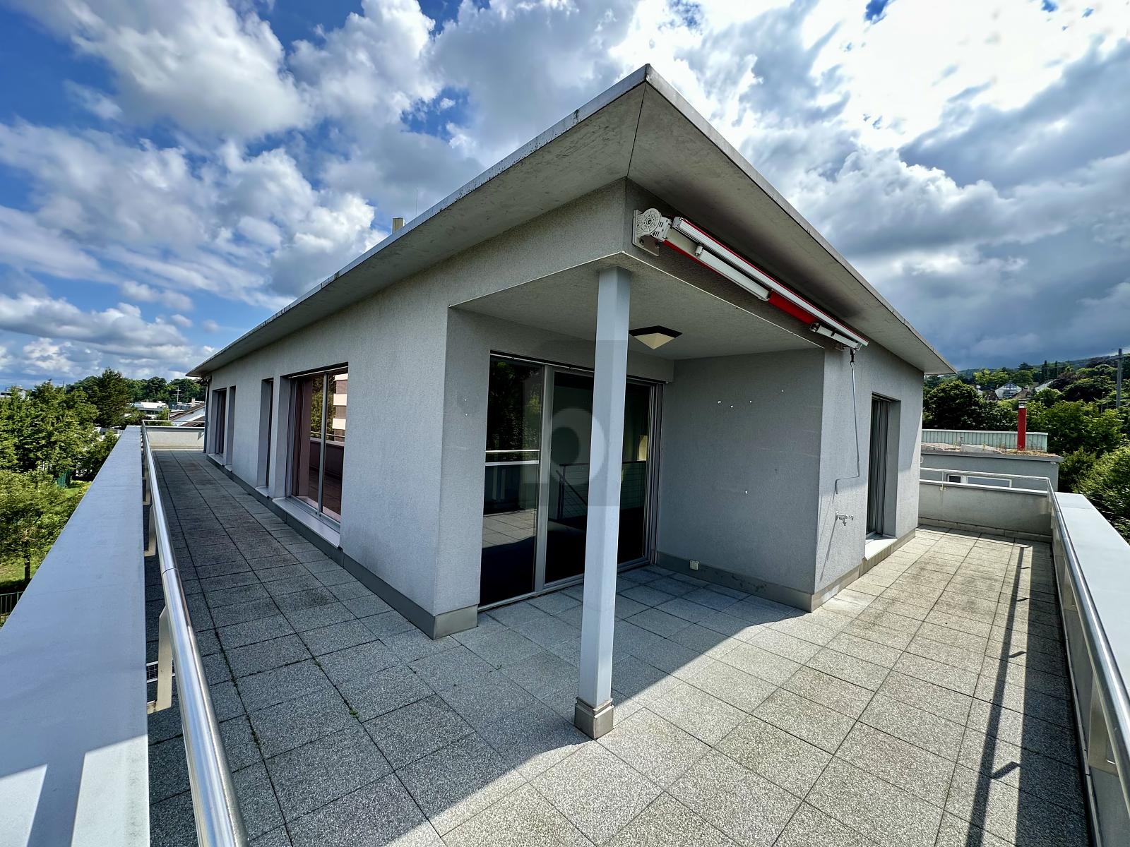 WEITLÄUFIG AUF ZWEI ETAGEN, MIT GROSSER TERRASSE - 0