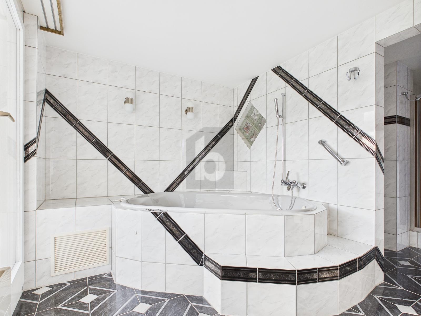HELL, MODERN MIT WELLNESSBEREICH UND SAUNA - 1