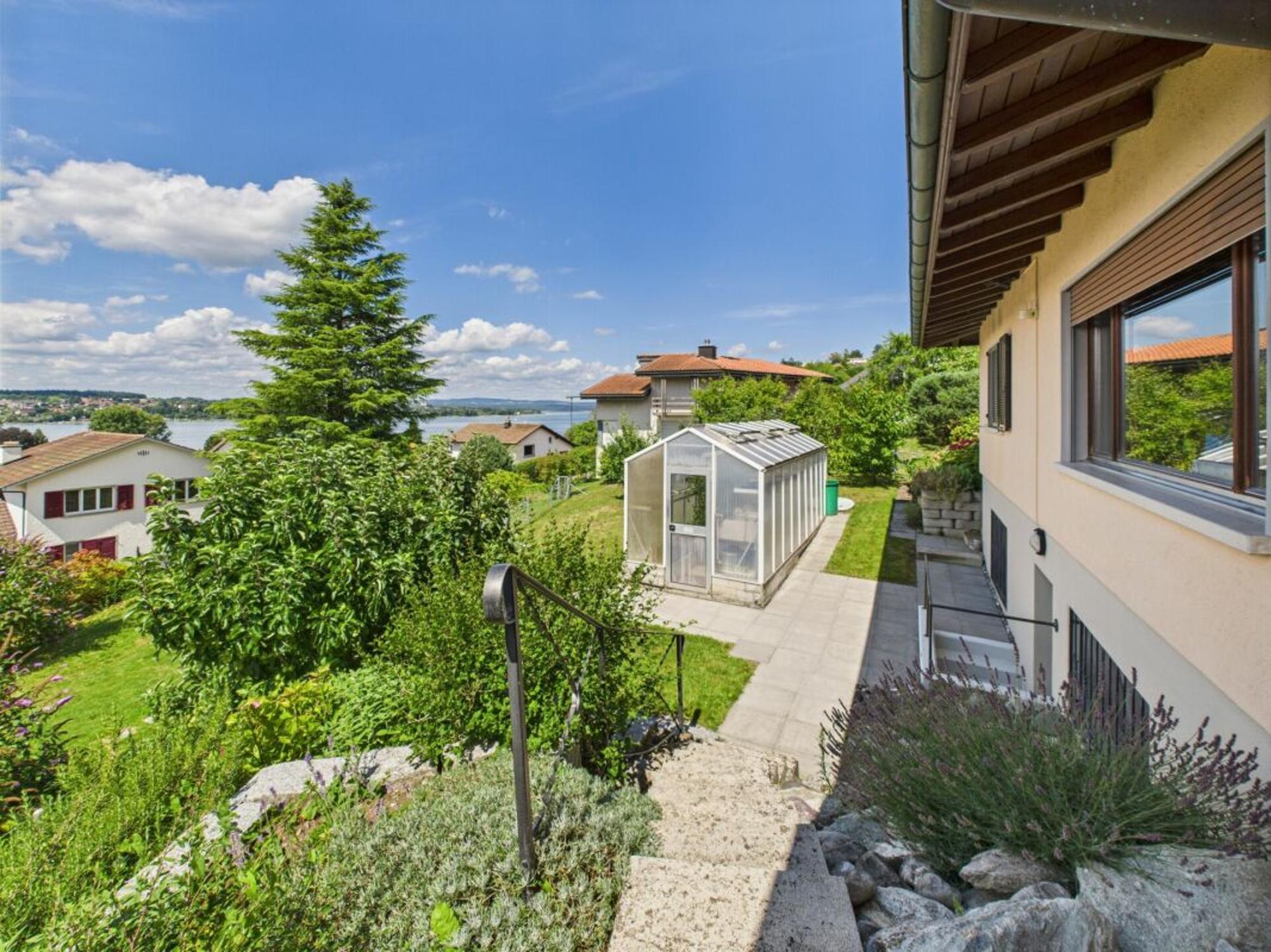 LAKE VIEW IN A FAMILY-FRIENDLY LOCATION! - 0