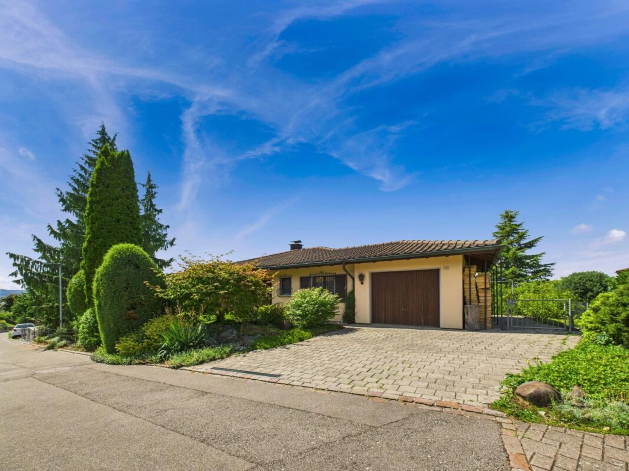 LAKE VIEW IN A FAMILY-FRIENDLY LOCATION! - 2