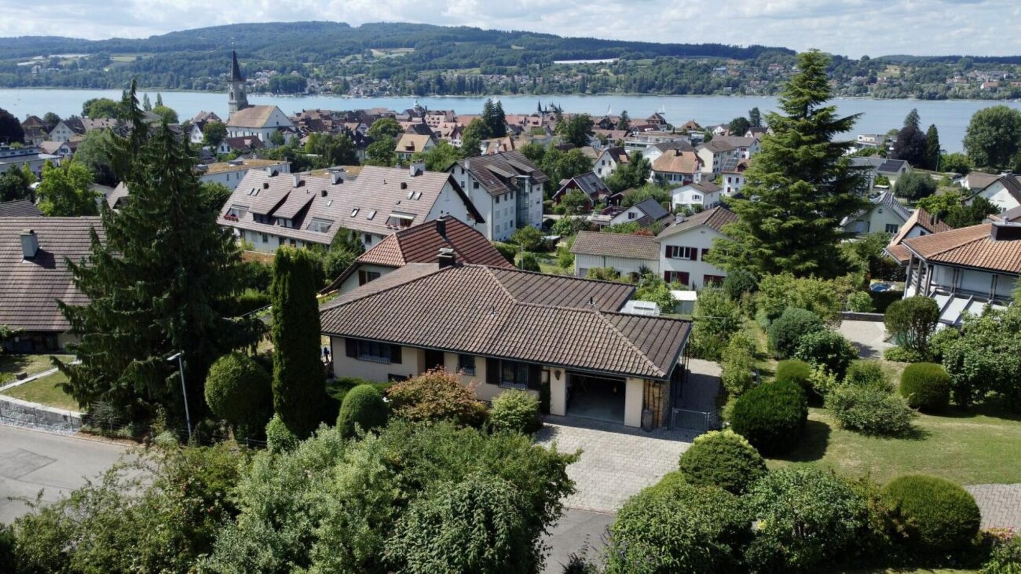 LAKE VIEW IN A FAMILY-FRIENDLY LOCATION! - 3