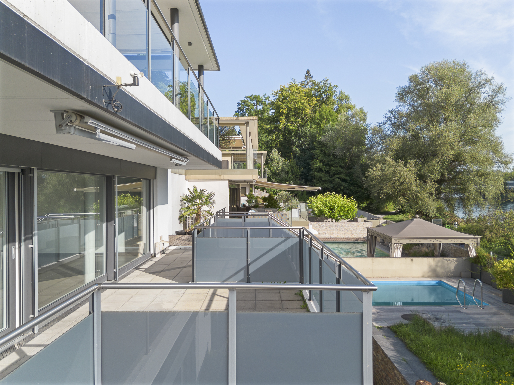 Leben mit Pool, grosser Terrasse und Limmatblick - 2
