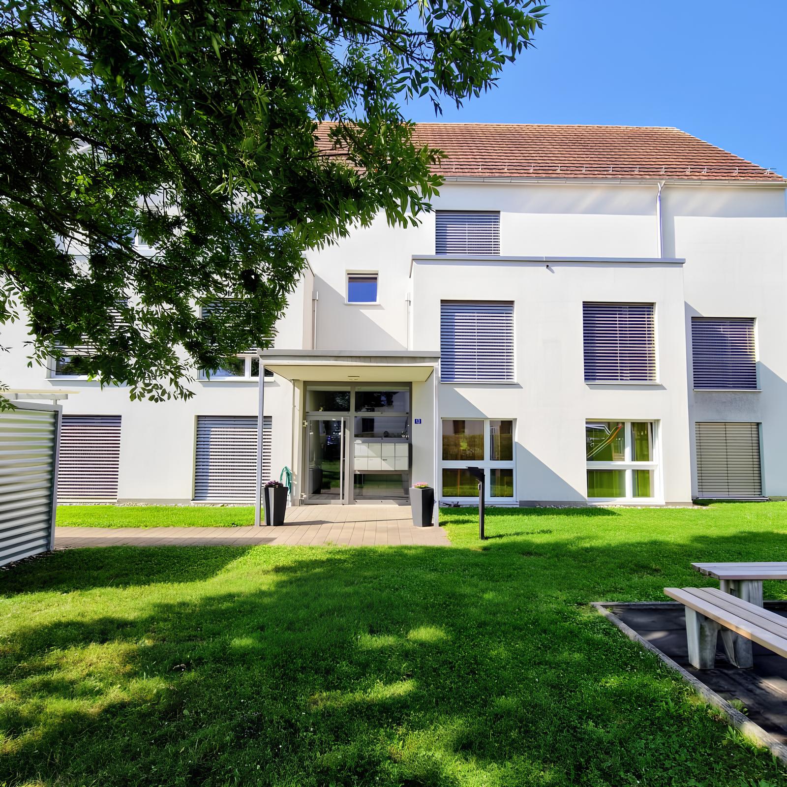 Quiet and sunny living – with views of greenery and the Glatt river - 0