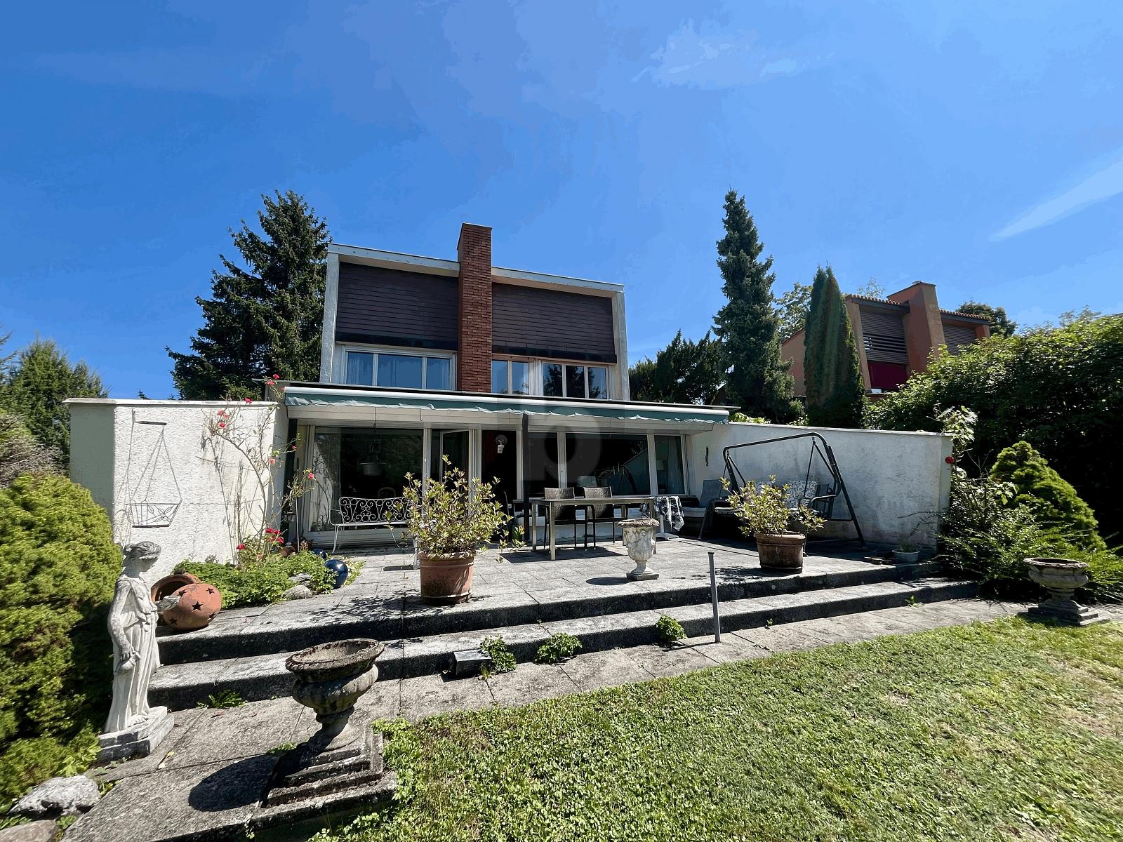 FREISTEHENDES DAHINDEN-HAUS MIT GROSSEM GARTEN - 0