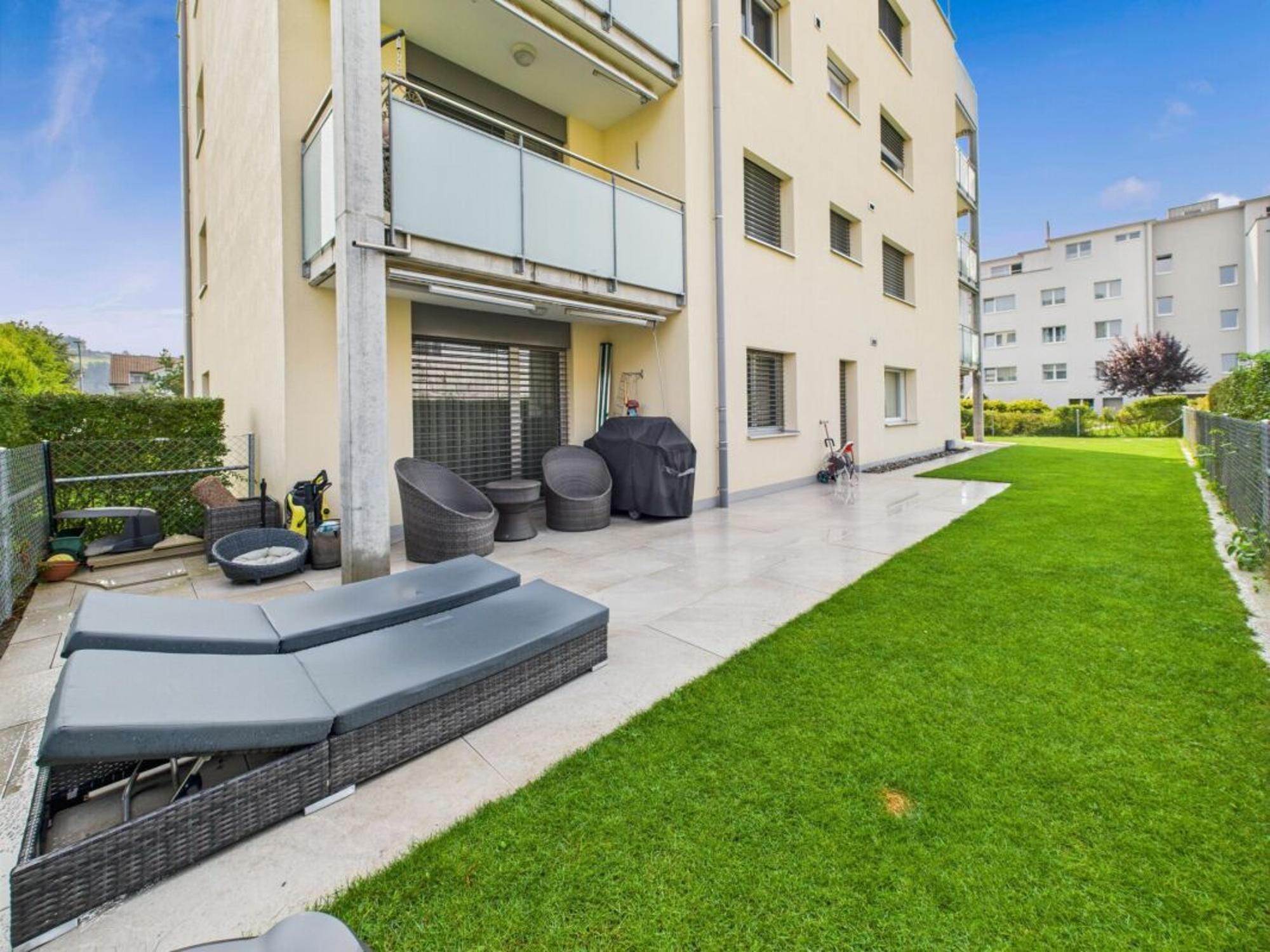 HOHER AUSBAUSTANDARD MIT GROSSEM GARTENSITZPLATZ! - 2
