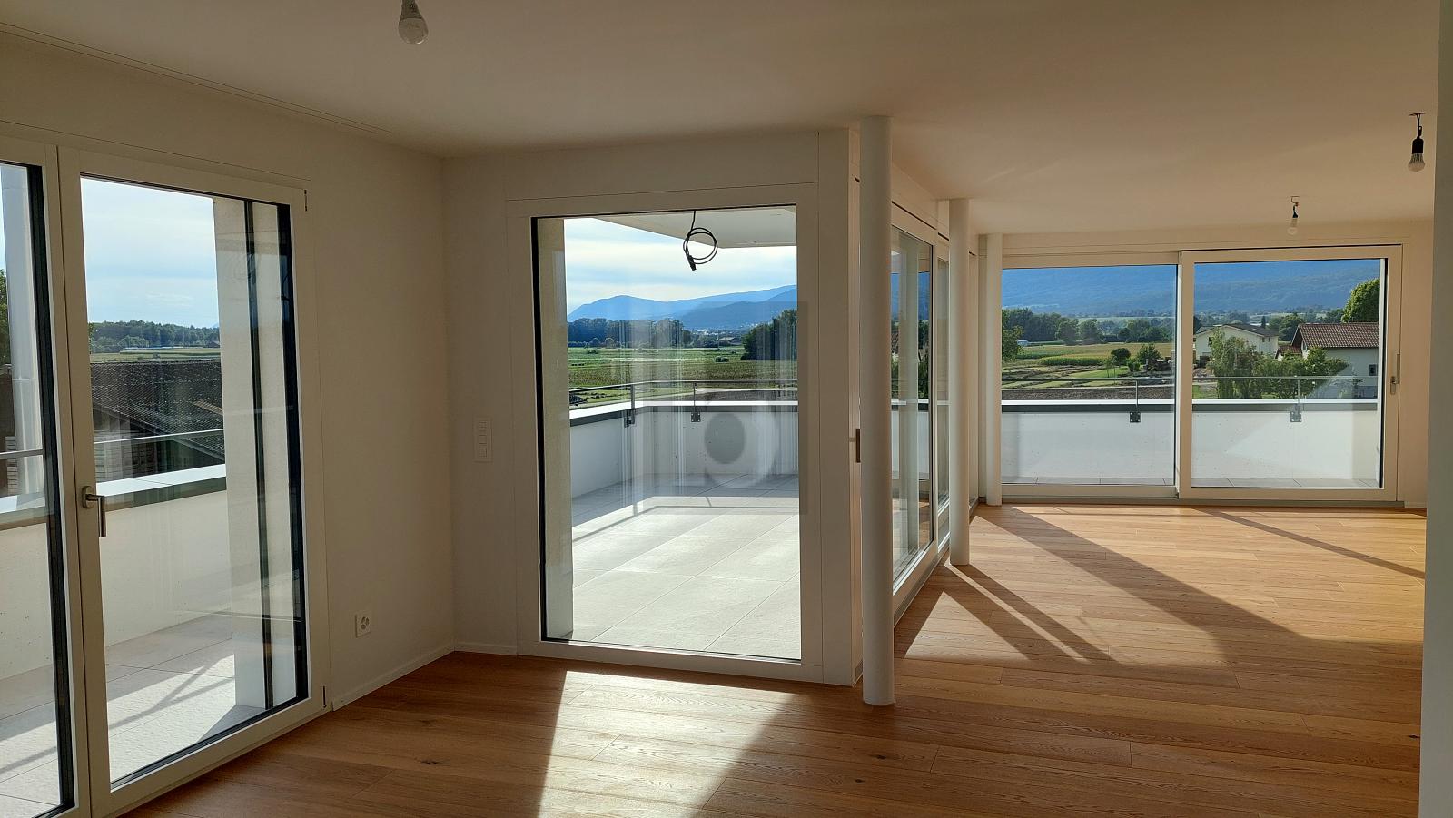 MODERN UND GROSSZÜGIG MIT SONNIGER TERRASSE - 1