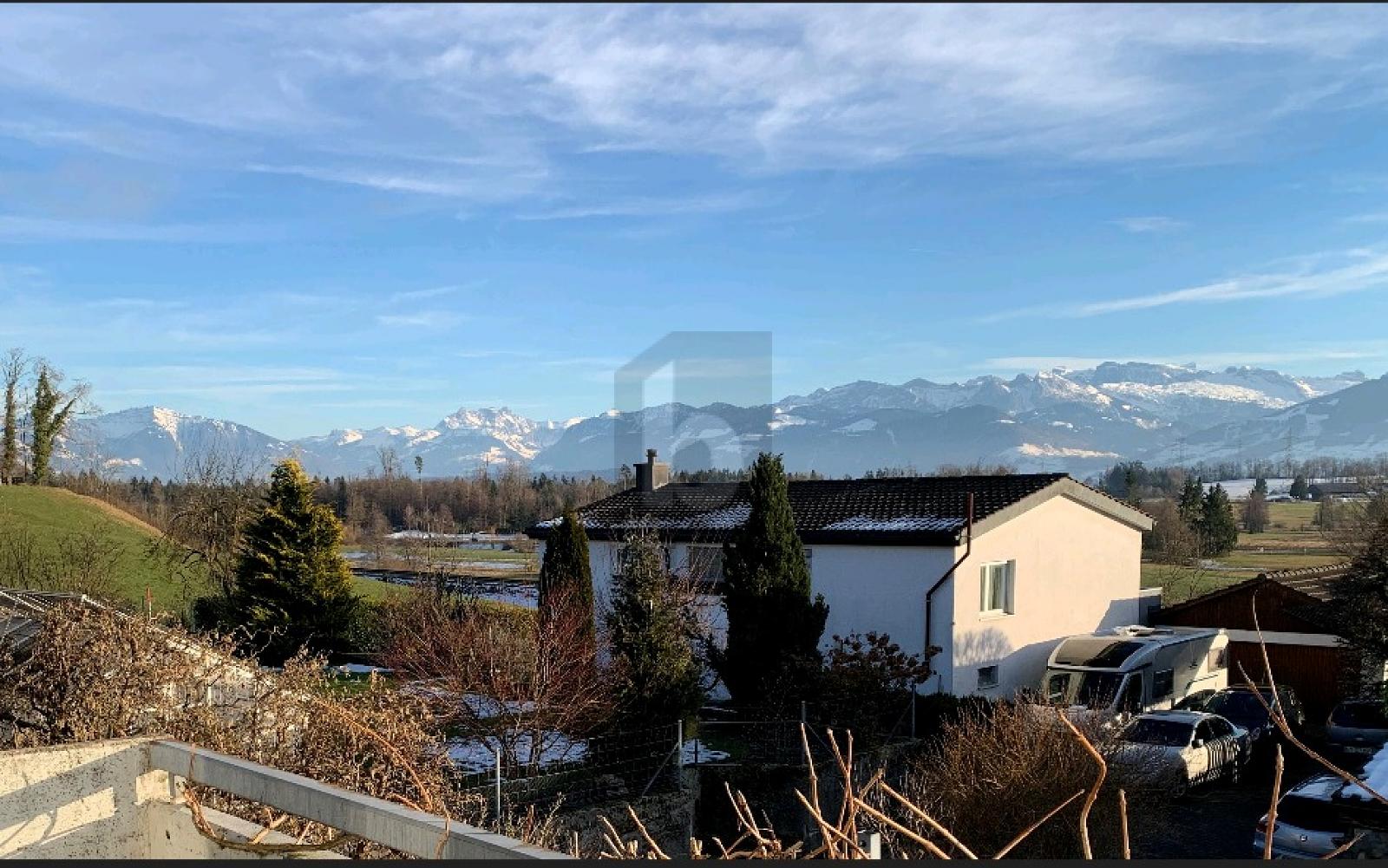 MIT GROSSEM UMSCHWUNG UND BERGPANORAMA - 0