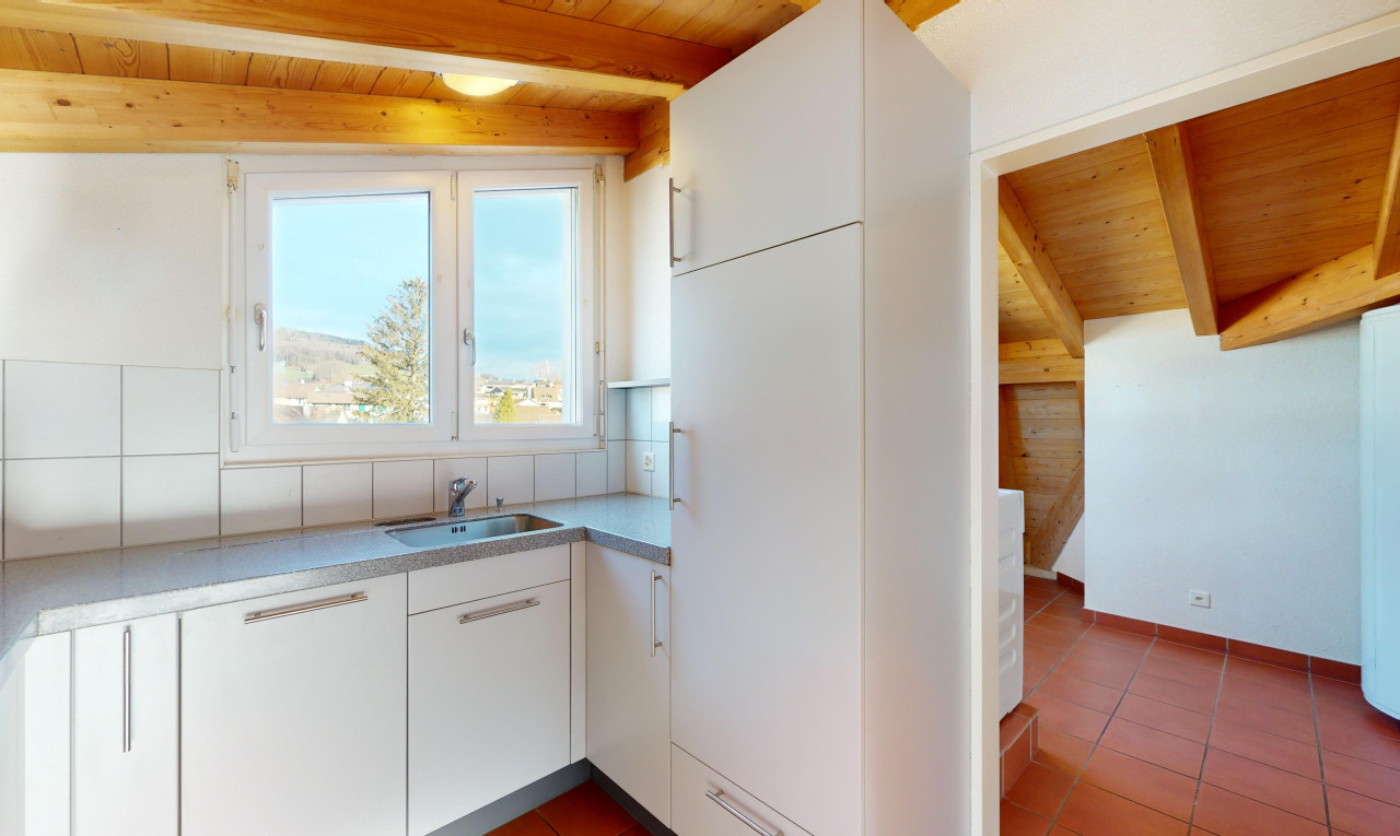 Bright 3.5-Room Apartment with Balcony - 4