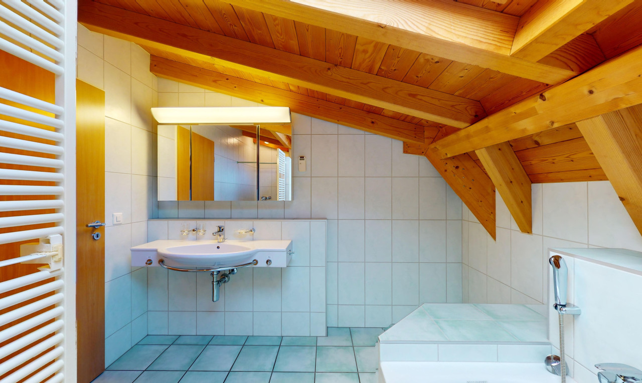 Bright 3.5-Room Apartment with Balcony - 10