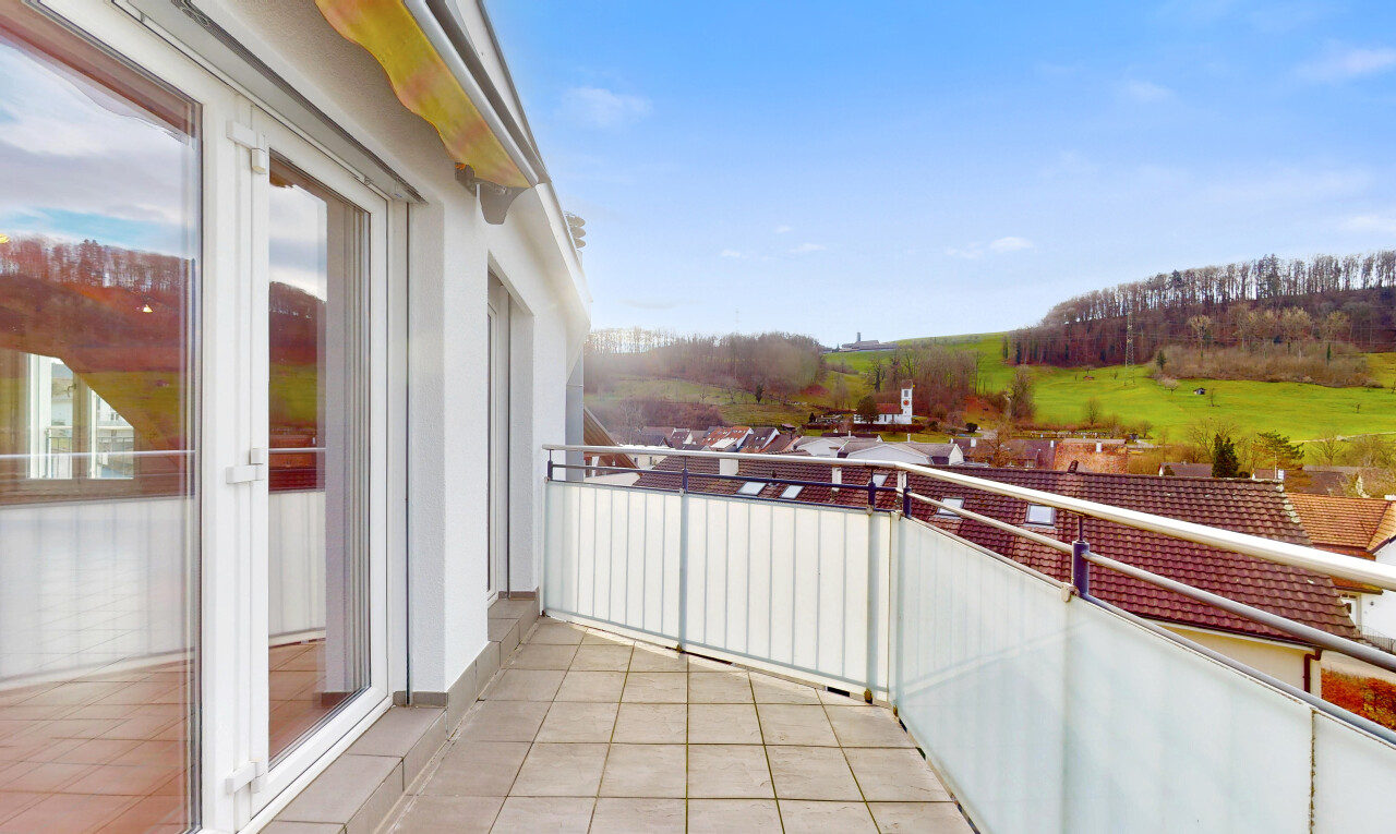 Bright 3.5-Room Apartment with Balcony - 11