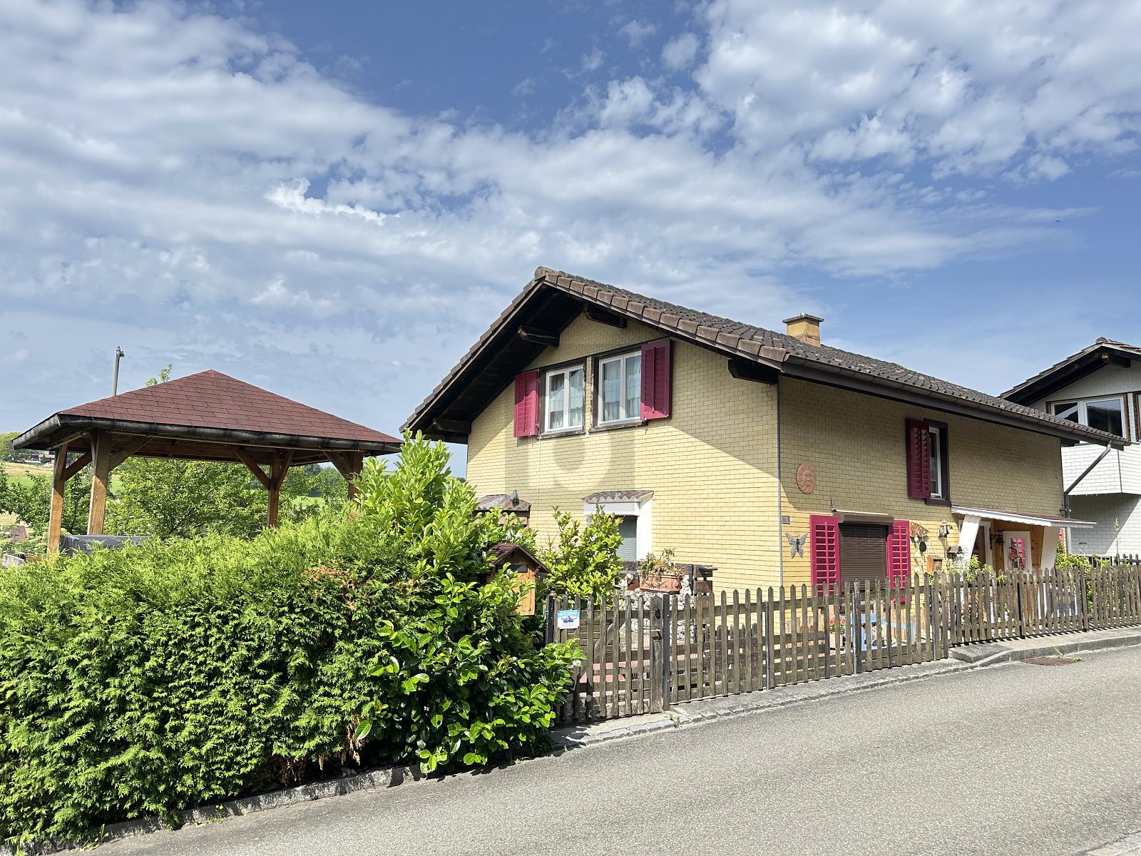FAMILIENFREUNDLICH AN SONNIGER LAGE UND AUSSICHT - 0