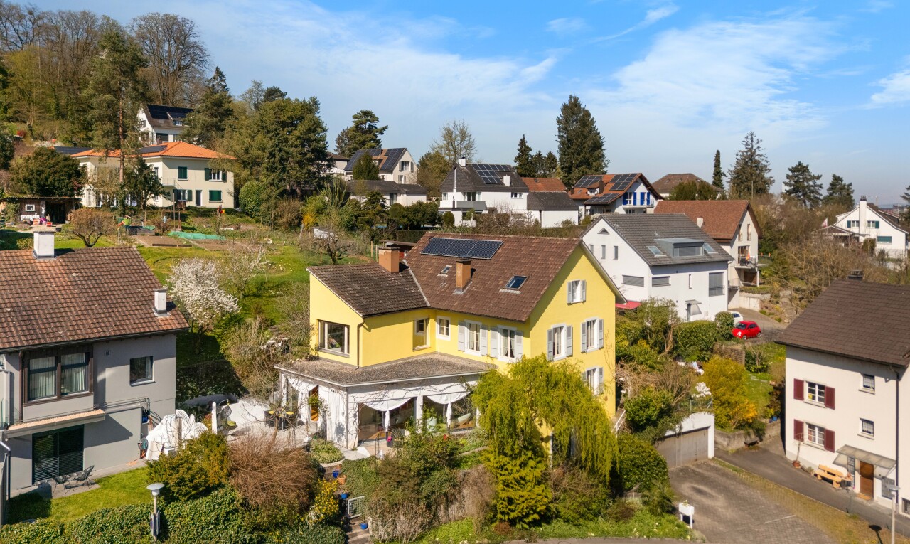 Stilvoll renoviertes Zweifamilienhaus an zentrumsnaher Lage - 0