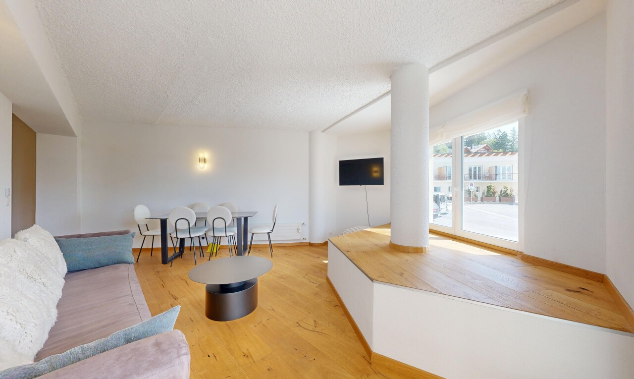 Fully renovated 3.5-room apartment in Crans-Montana - 1