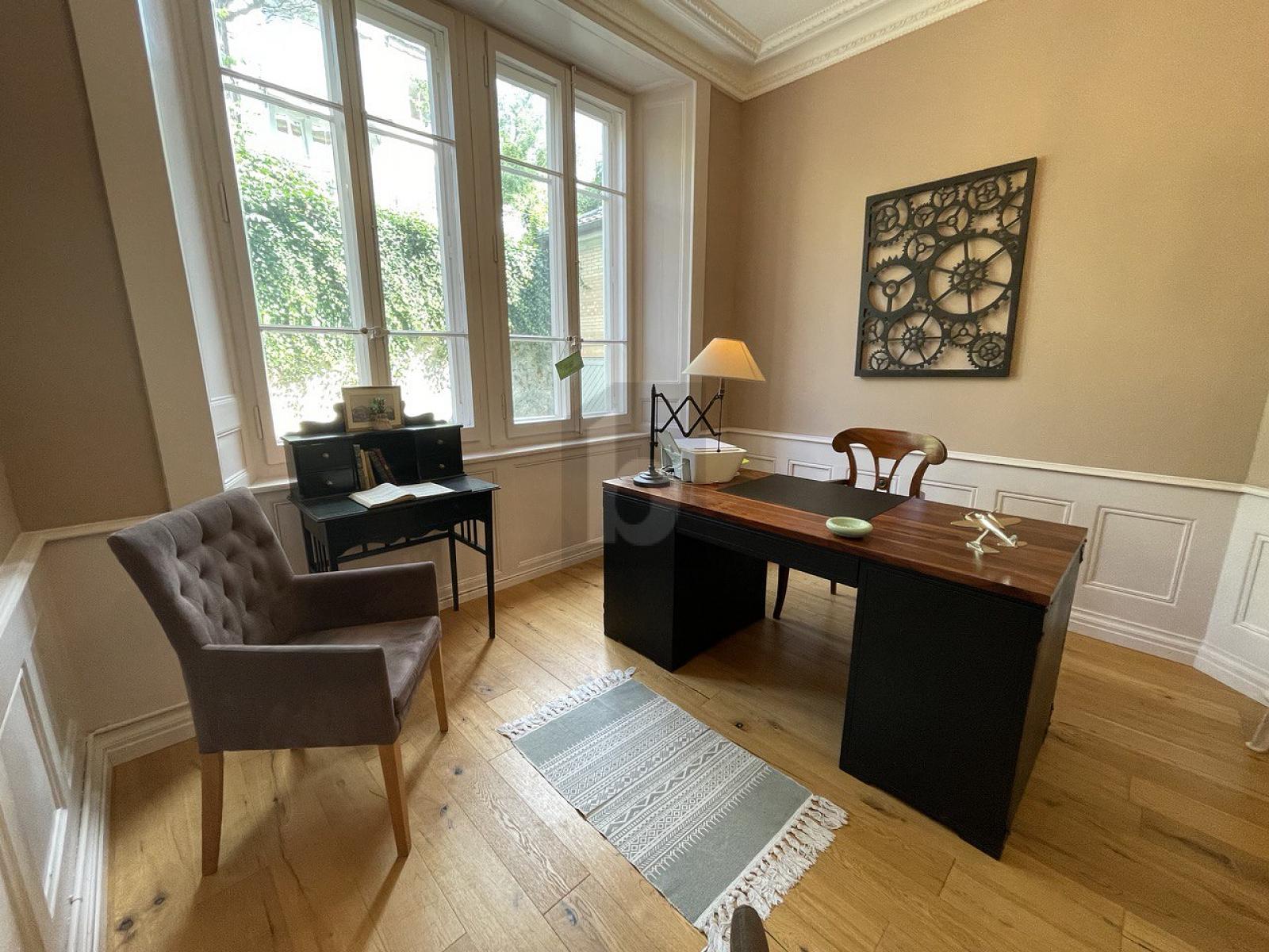BUREAU ÉLÉGANT EN VILLA HISTORIQUE - 0