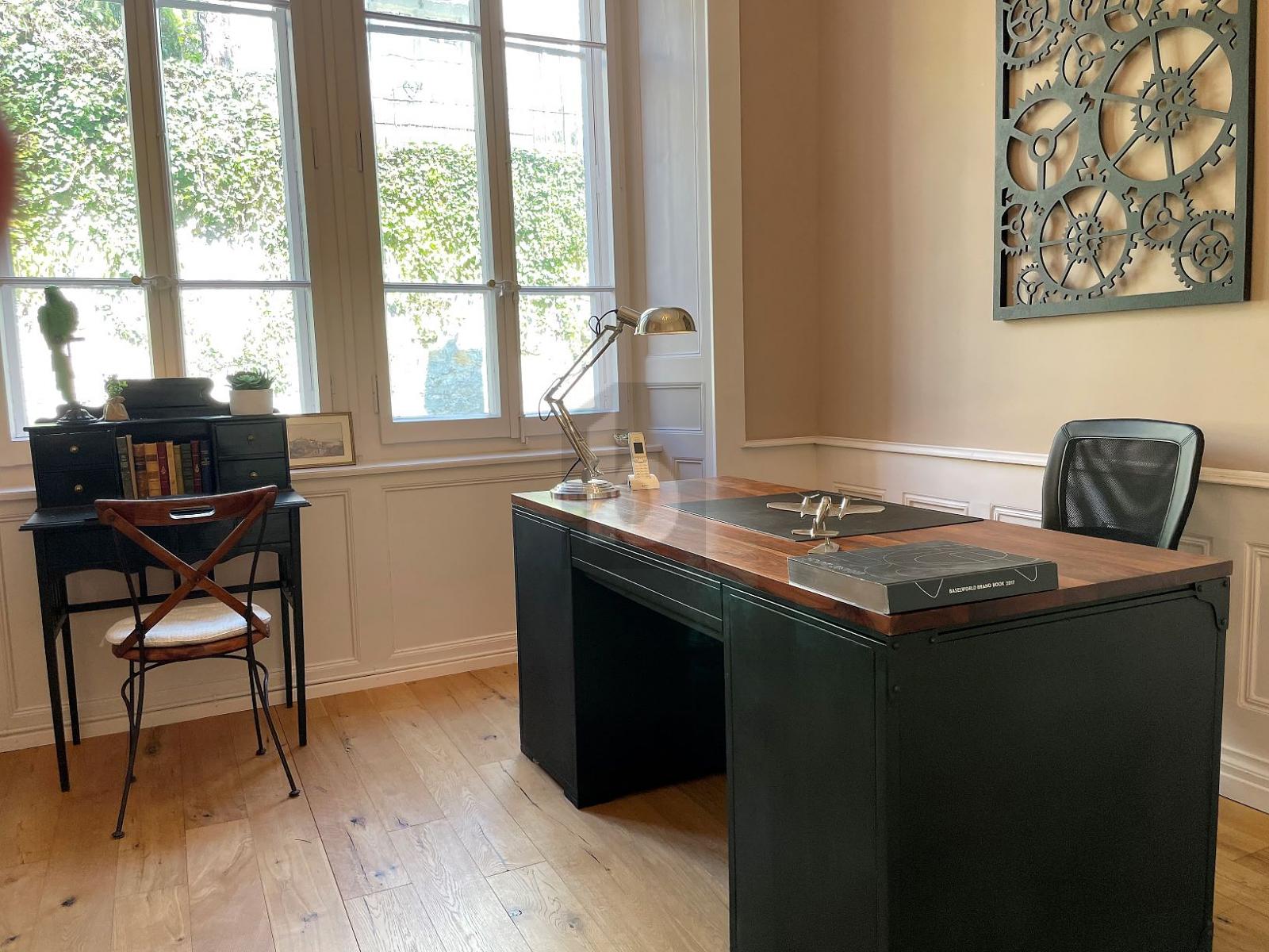 BUREAU ÉLÉGANT EN VILLA HISTORIQUE - 1