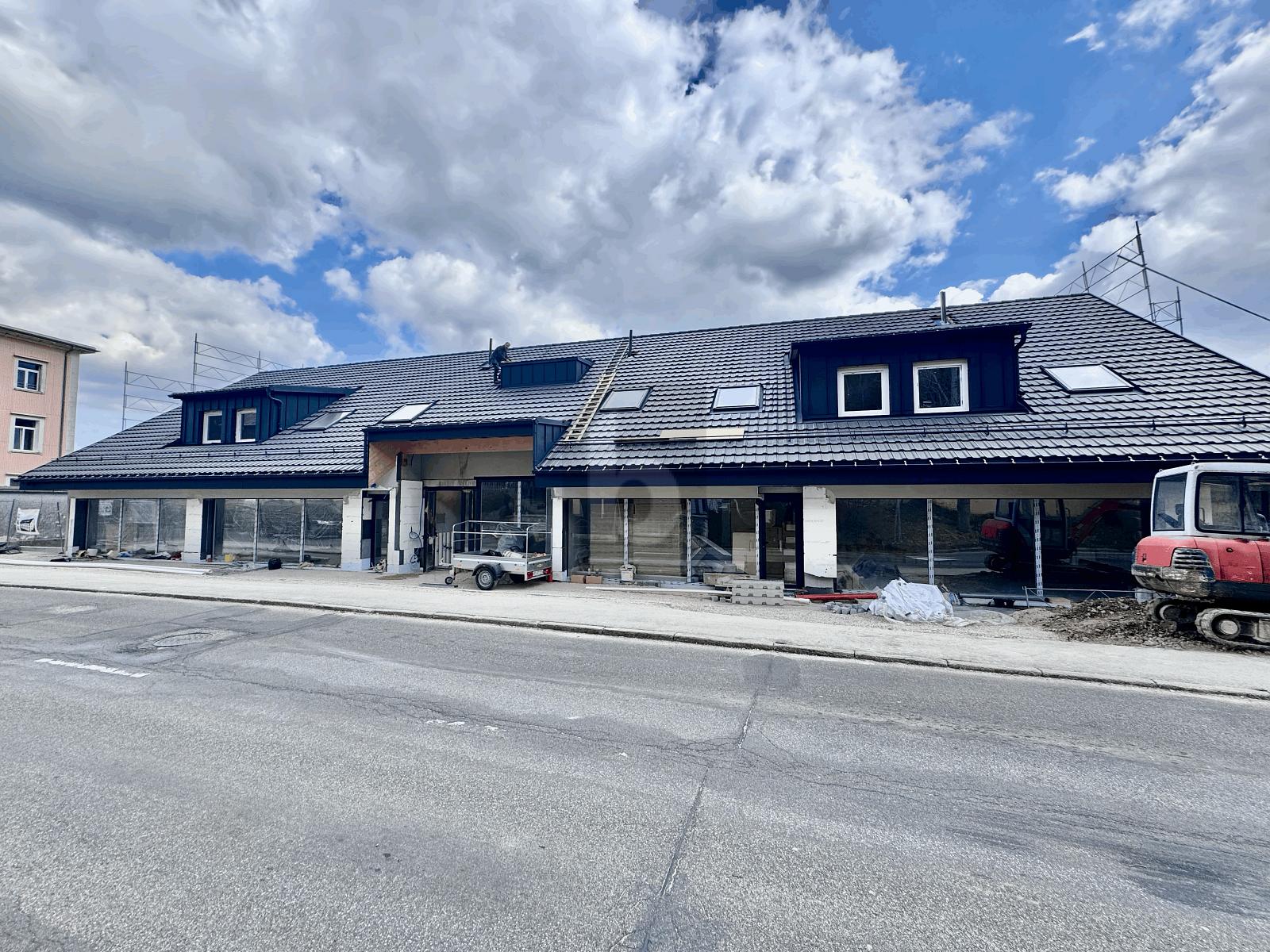 SPACIEUSE ARCADE AVEC EXCELLENTE VISIBILITÉ (LOT 11) - 0