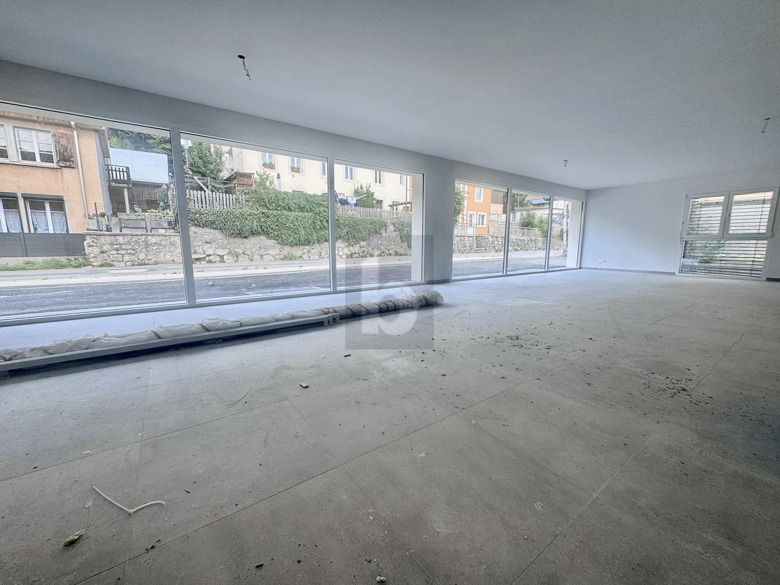 SPACIEUSE ARCADE AVEC EXCELLENTE VISIBILITÉ (LOT 11) - 2