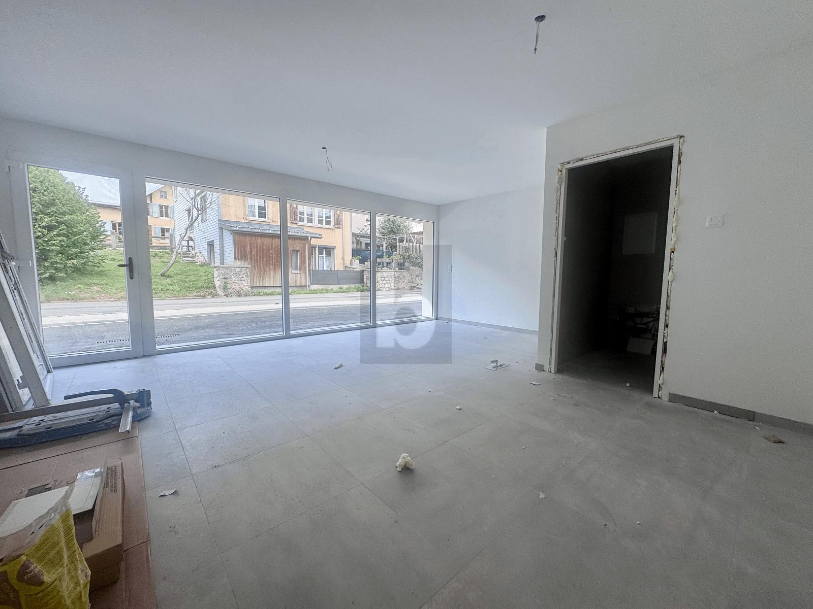 SPACIEUSE ARCADE AVEC EXCELLENTE VISIBILITÉ (LOT 11) - 3