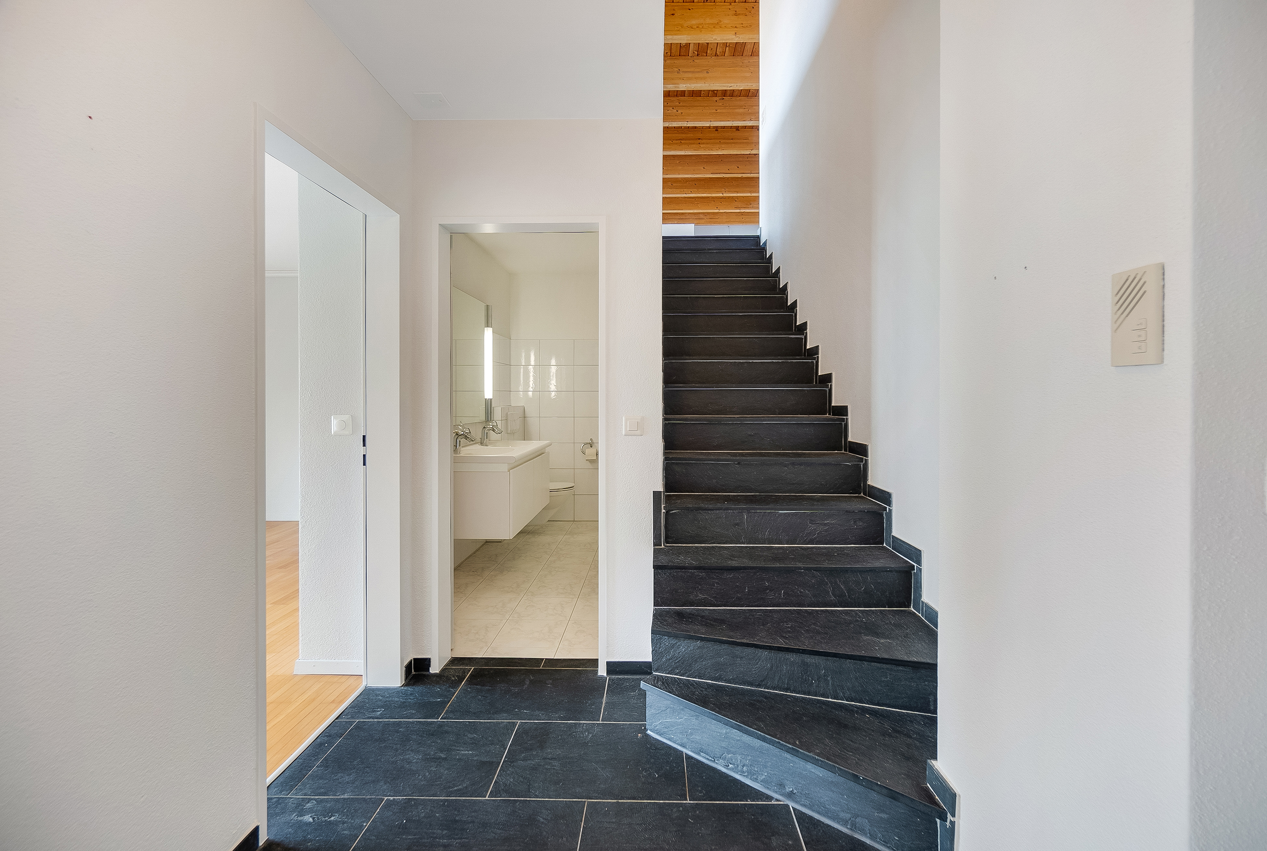 Exclusive 3.5-room duplex attic apartment with far-reaching views and large terrace - 2