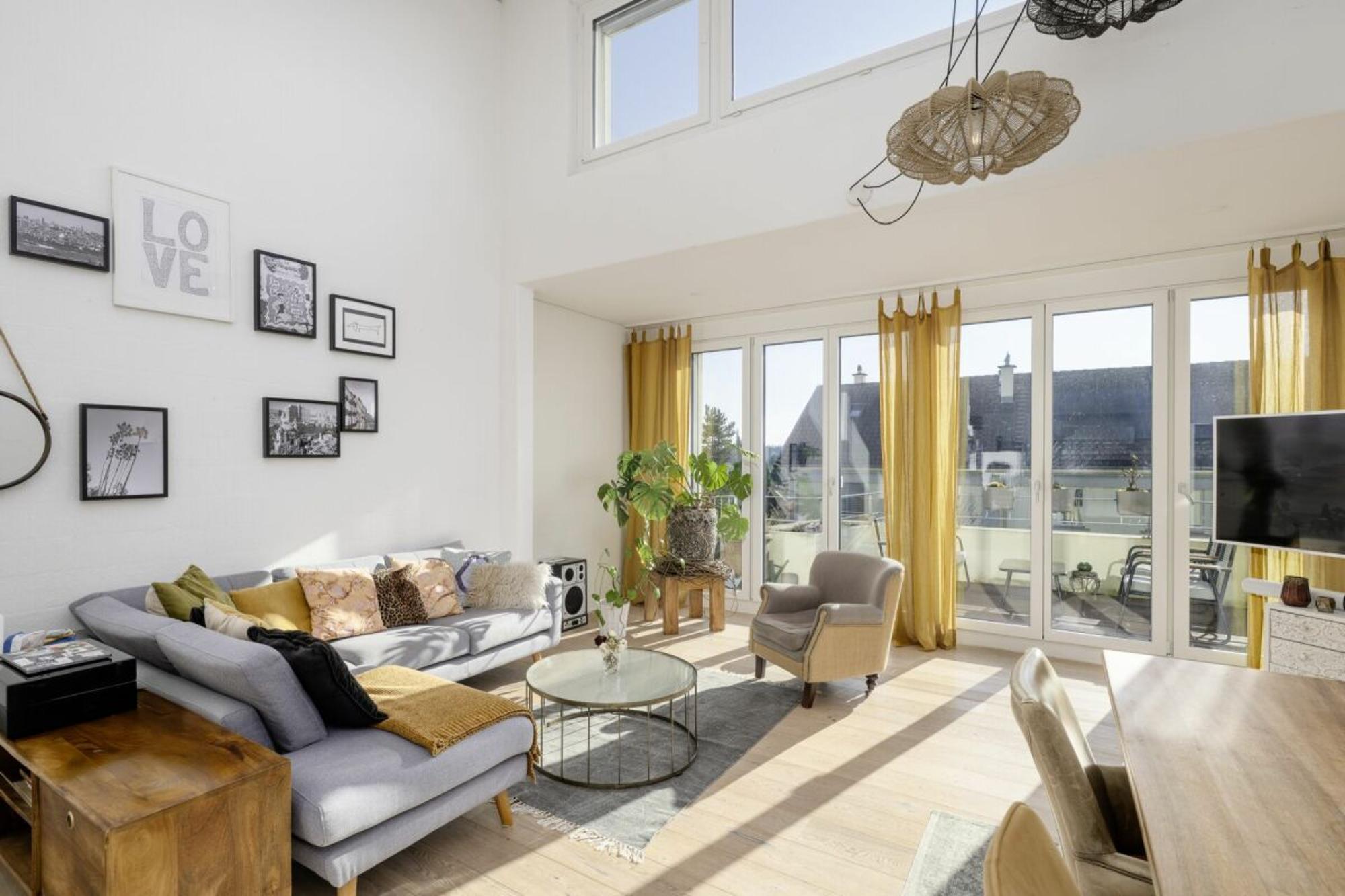 Sun-drenched mid-terrace house in a sought-after location - 0