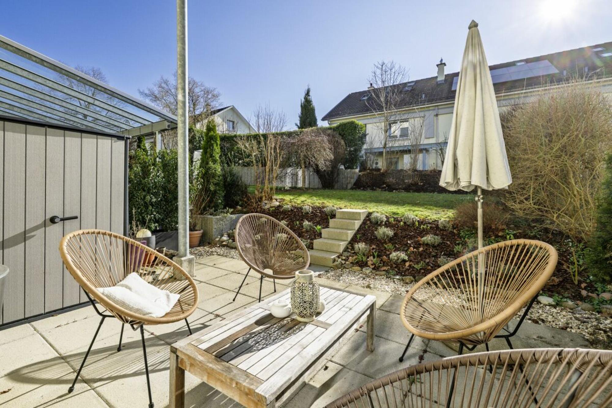 Sun-drenched mid-terrace house in a sought-after location - 1