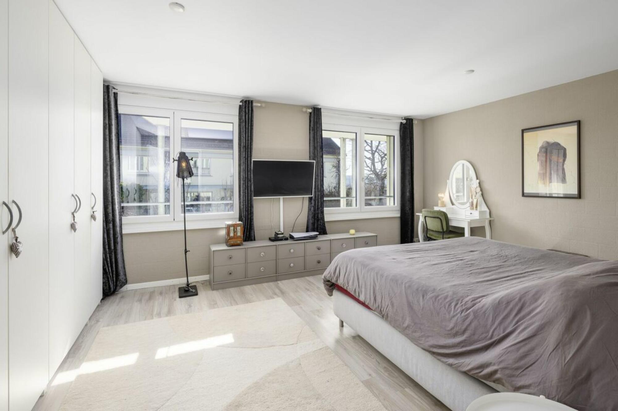 Sun-drenched mid-terrace house in a sought-after location - 2
