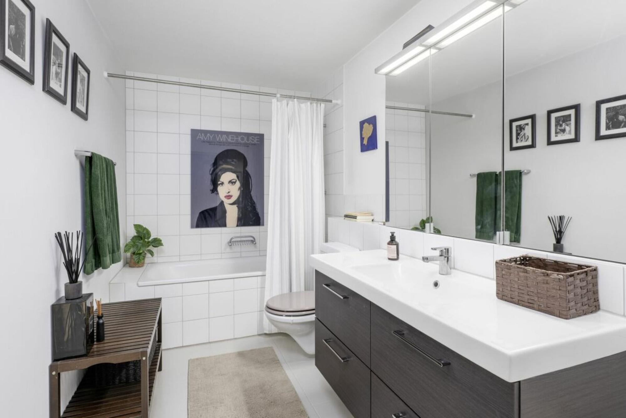 Sun-drenched mid-terrace house in a sought-after location - 3